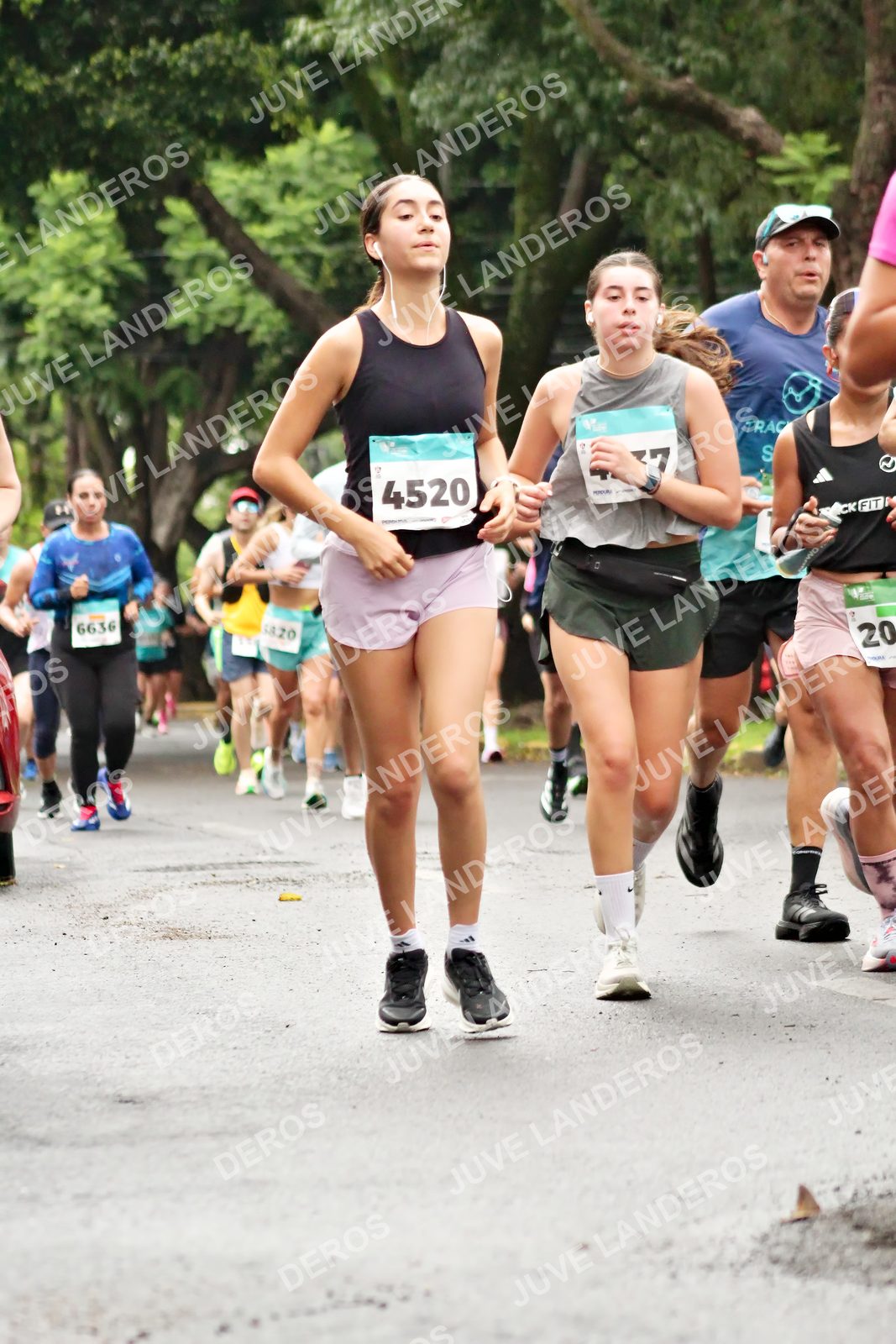 Foto del MEDIO MARATÓN ATLAS en Av. Patria, frente al Parque El Polvorín, Zapopan a las 08:28 · dorsal 4520, 20, 6636, 7