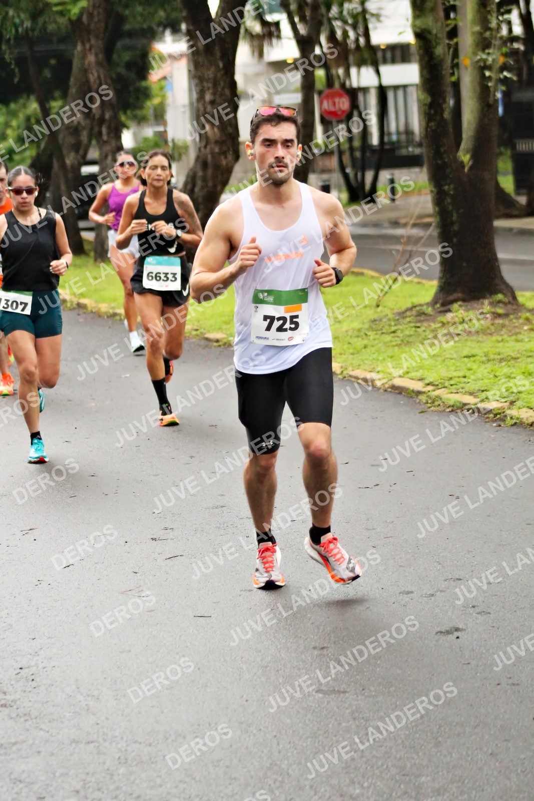 Foto del MEDIO MARATÓN ATLAS en Av. Patria, frente al Parque El Polvorín, Zapopan a las 08:09 · dorsal 725, 6633, 307