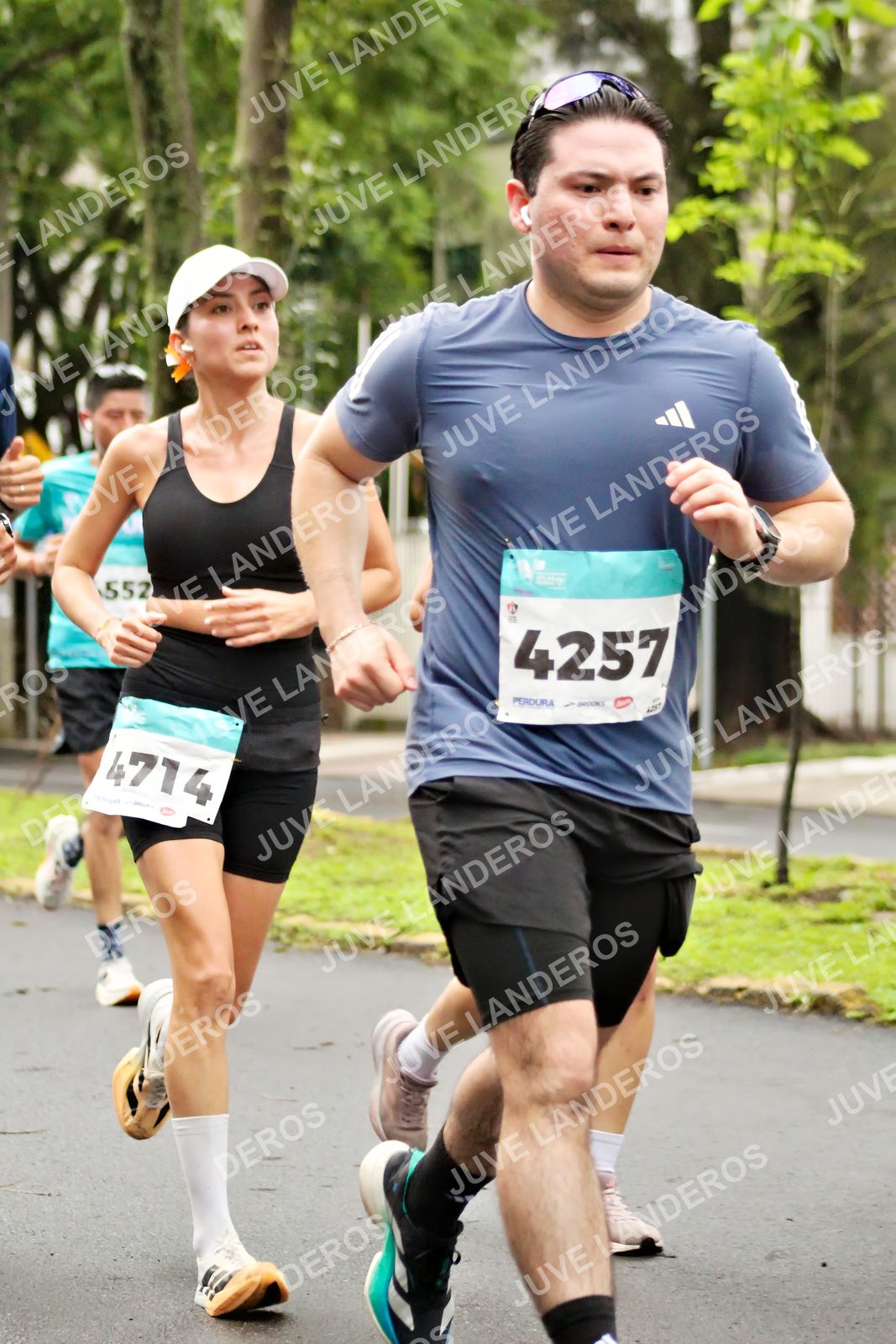 Foto del MEDIO MARATÓN ATLAS en Av. Patria, frente al Parque El Polvorín, Zapopan a las 08:19 · dorsal 4257, 4714, 552