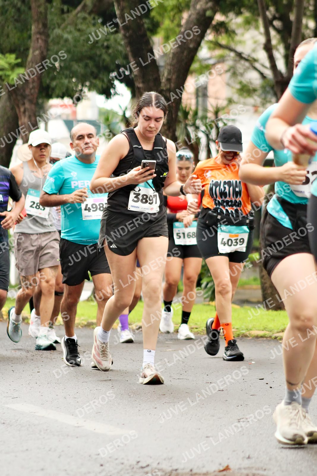 Foto del MEDIO MARATÓN ATLAS en Av. Patria, frente al Parque El Polvorín, Zapopan a las 08:40 · dorsal 3897, 4039, 5168, 498