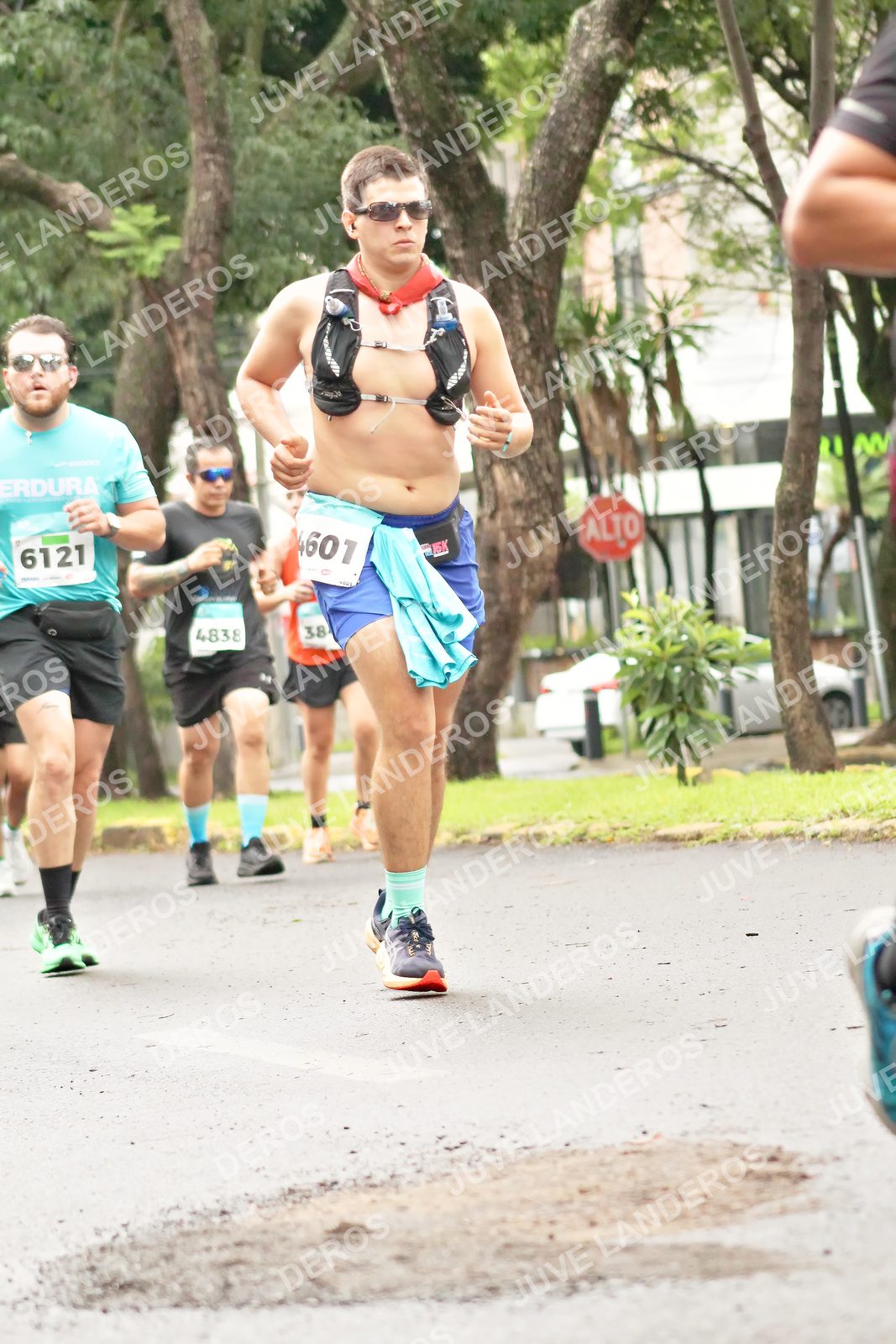 Foto del MEDIO MARATÓN ATLAS en Av. Patria, frente al Parque El Polvorín, Zapopan a las 08:45 · dorsal 6121, 4838, 38