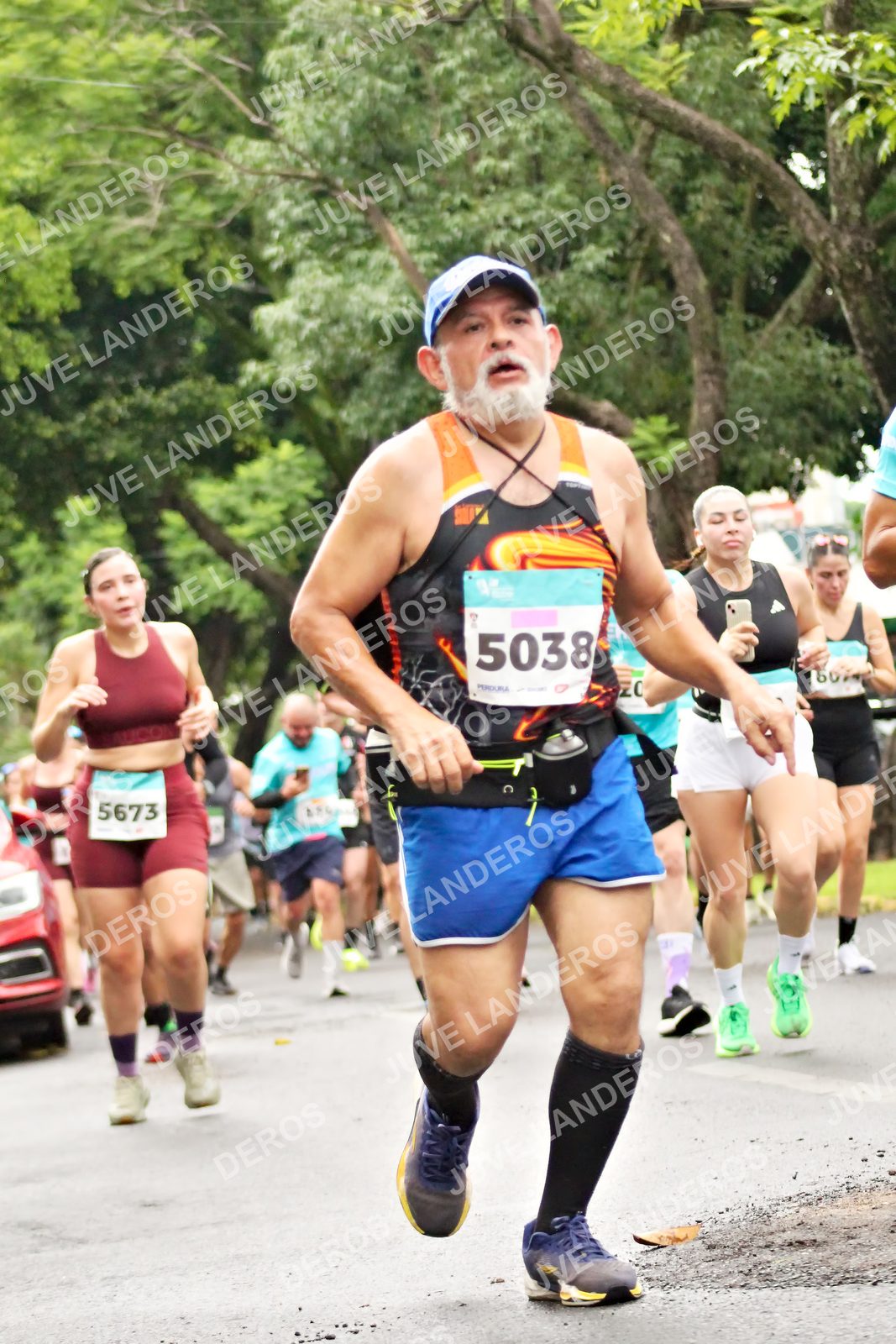 Foto del MEDIO MARATÓN ATLAS en Av. Patria, frente al Parque El Polvorín, Zapopan a las 08:27 · dorsal 5038, 5673