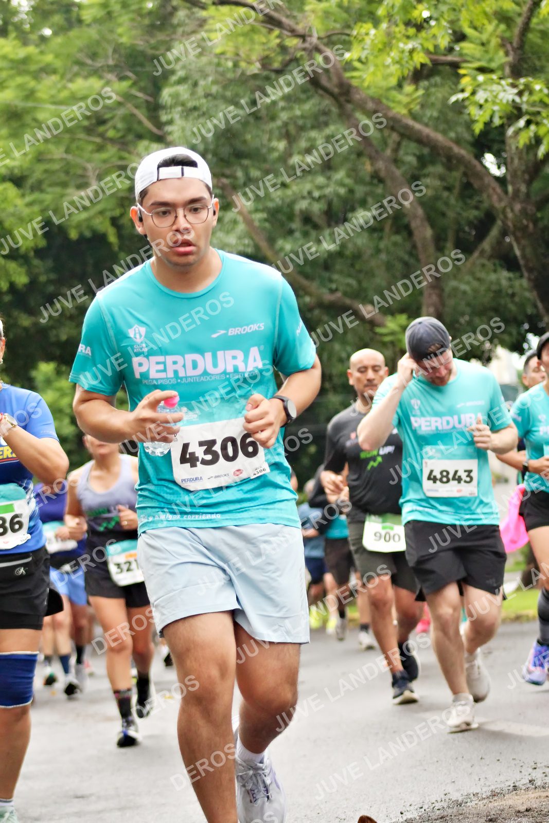 Foto del MEDIO MARATÓN ATLAS en Av. Patria, frente al Parque El Polvorín, Zapopan a las 08:32 · dorsal 4306, 4843, 900, 321