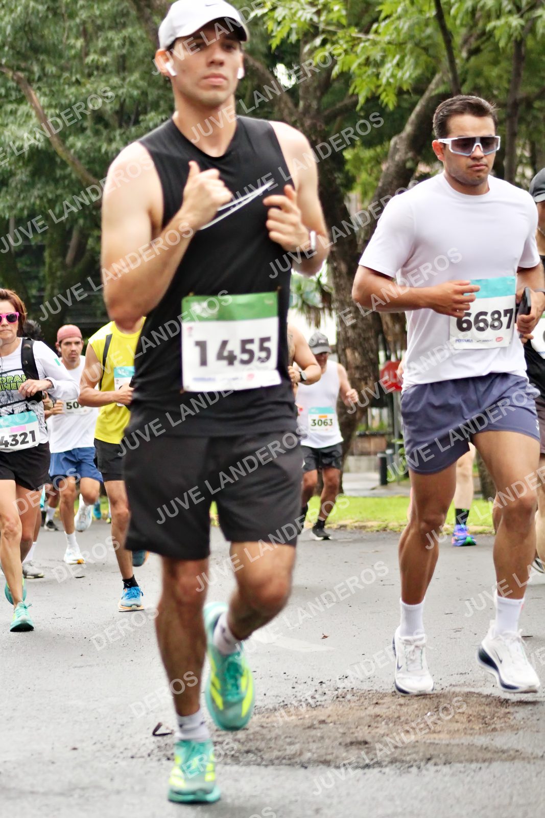 Foto del MEDIO MARATÓN ATLAS en Av. Patria, frente al Parque El Polvorín, Zapopan a las 08:24 · dorsal 6687, 3063, 50, 4321