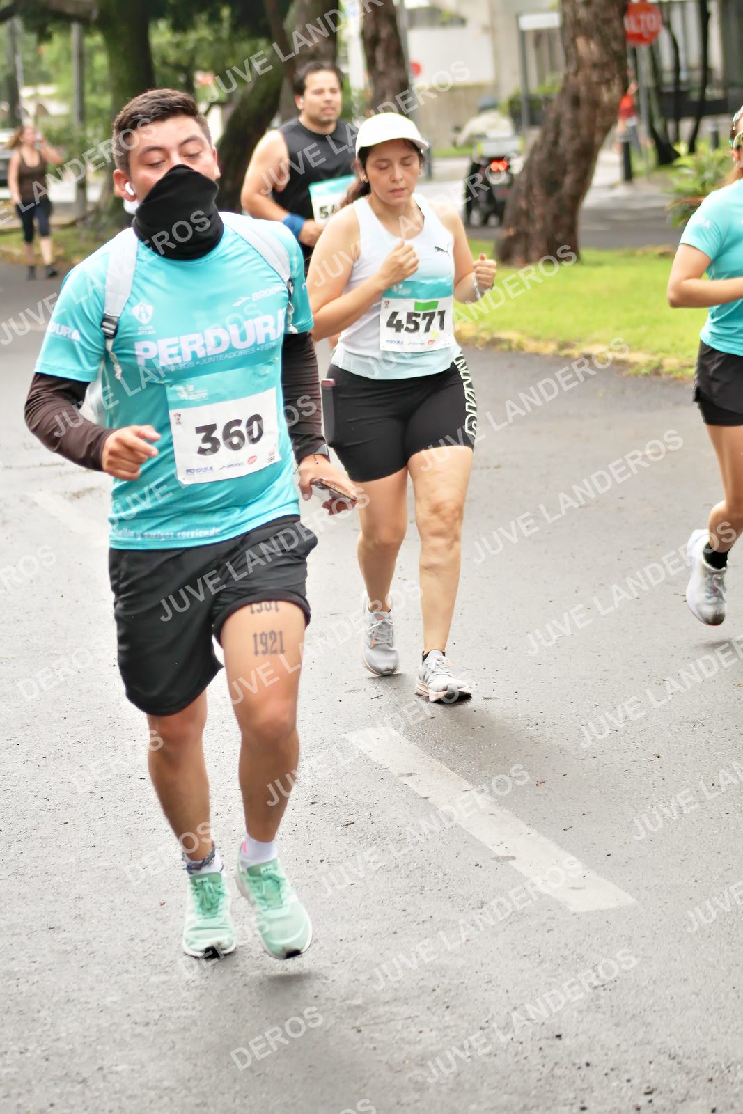 Foto del MEDIO MARATÓN ATLAS en Av. Patria, frente al Parque El Polvorín, Zapopan a las 08:53 · dorsal 360, 1921, 4571