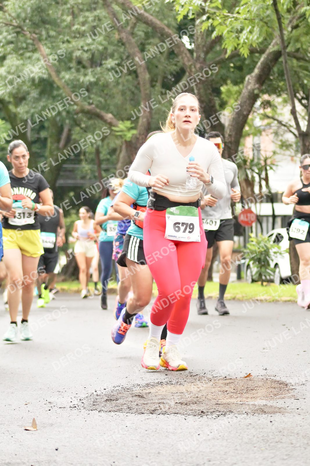 Foto del MEDIO MARATÓN ATLAS en Av. Patria, frente al Parque El Polvorín, Zapopan a las 08:39 · dorsal 679, 313, 5401, 39