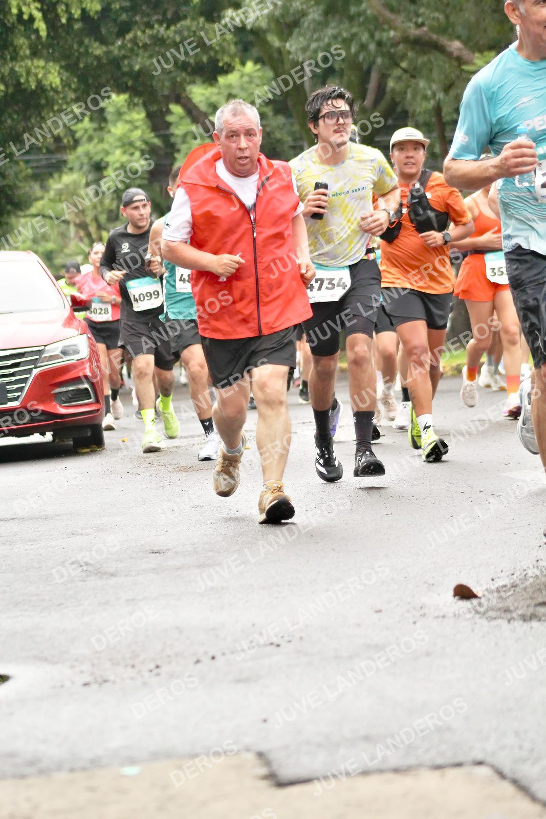 Foto del MEDIO MARATÓN ATLAS en Av. Patria, frente al Parque El Polvorín, Zapopan a las 08:32 · dorsal 4099, 35, 4734, 2