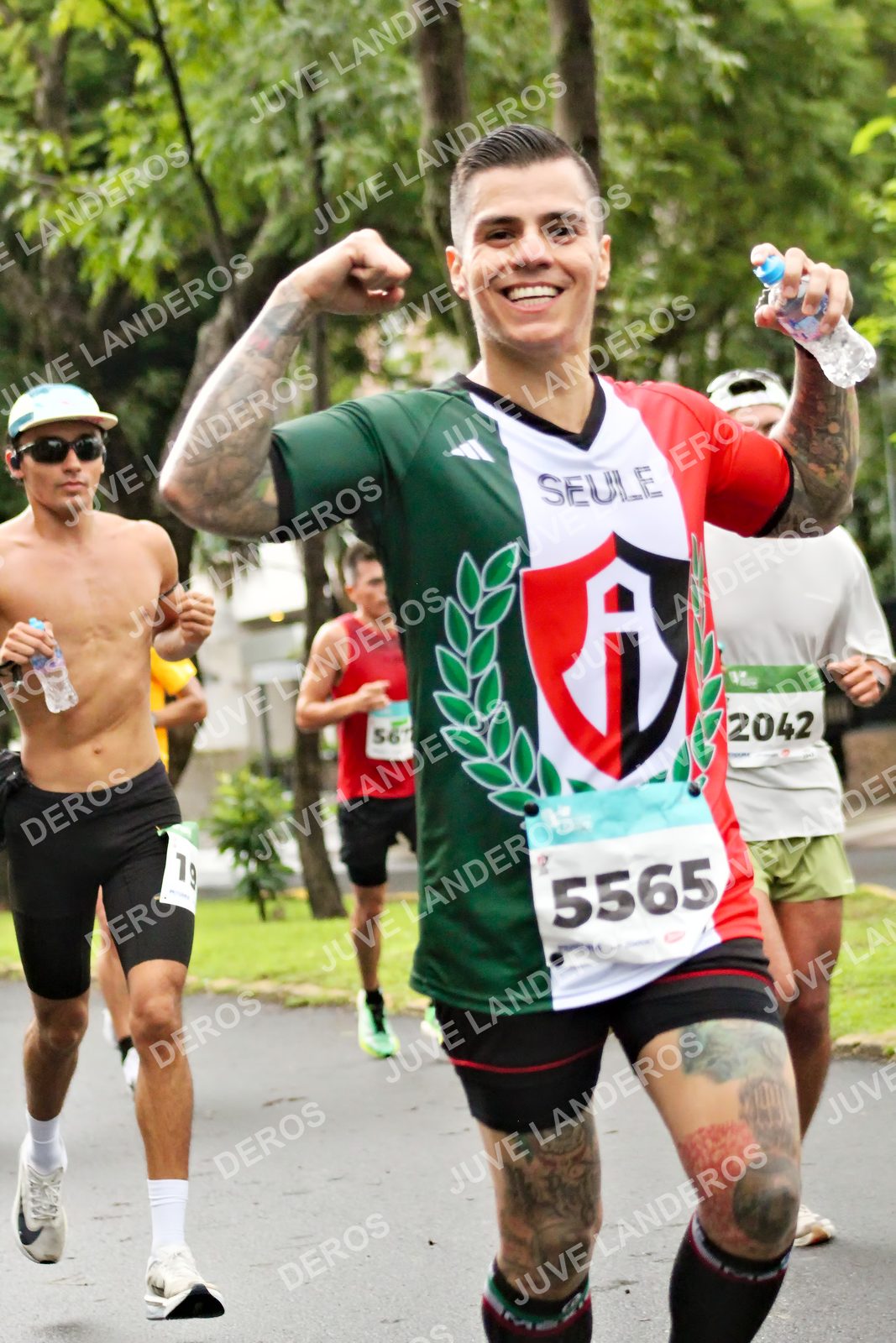 Foto del MEDIO MARATÓN ATLAS en Av. Patria, frente al Parque El Polvorín, Zapopan a las 08:07 · dorsal 5565, 2042, 567