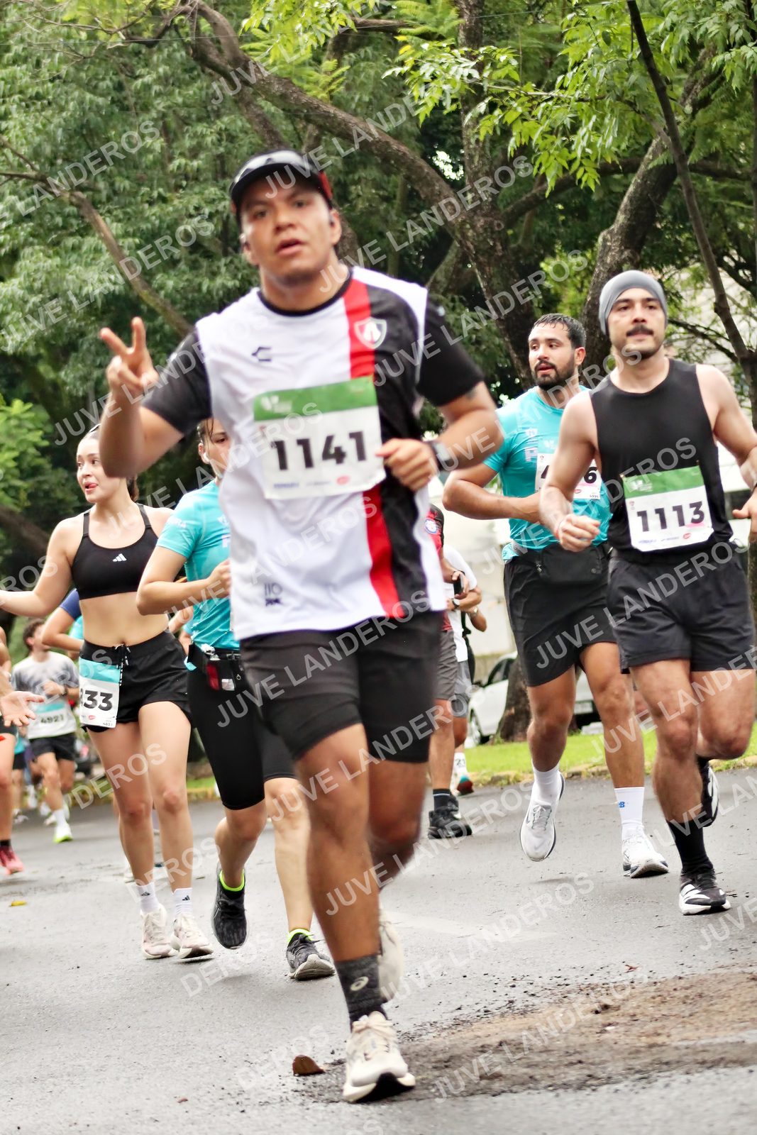 Foto del MEDIO MARATÓN ATLAS en Av. Patria, frente al Parque El Polvorín, Zapopan a las 08:31 · dorsal 1141, 1113, 33, 110