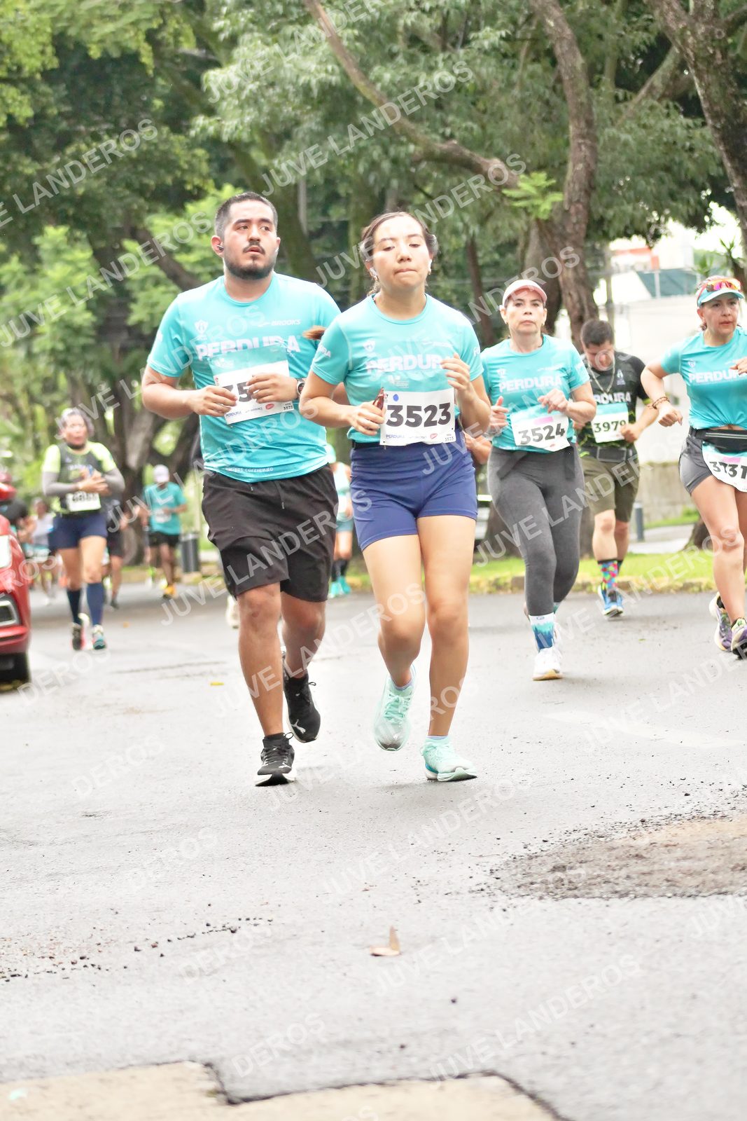 Foto del MEDIO MARATÓN ATLAS en Av. Patria, frente al Parque El Polvorín, Zapopan a las 08:40 · dorsal 3523, 3524, 5