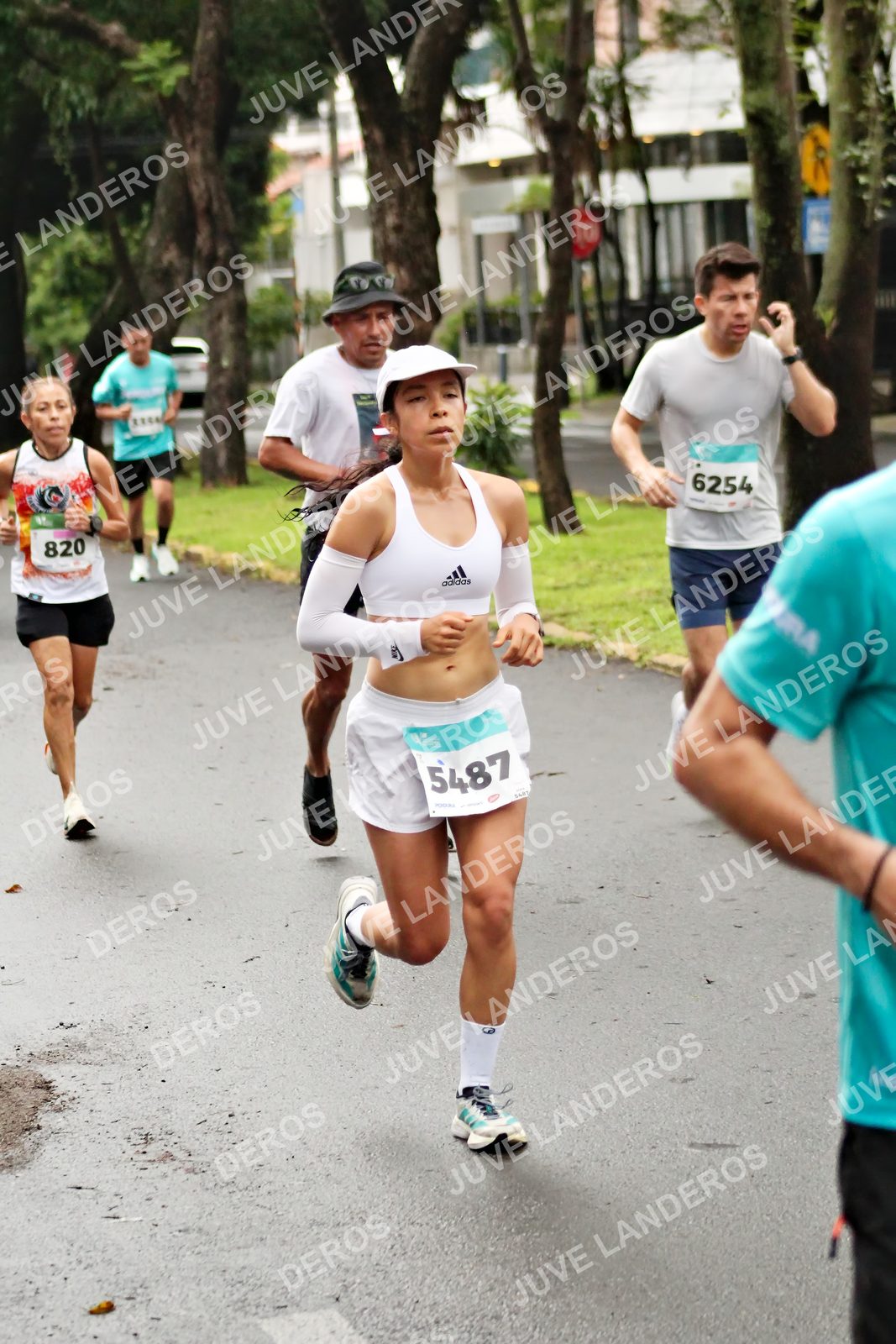 Foto del MEDIO MARATÓN ATLAS en Av. Patria, frente al Parque El Polvorín, Zapopan a las 08:12 · dorsal 5487, 820, 6254