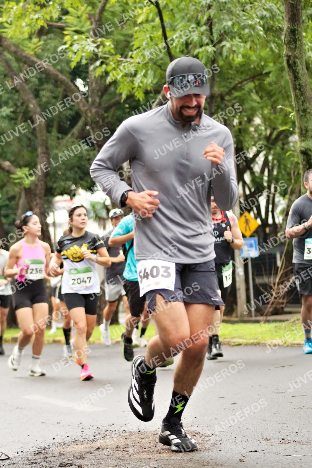 Foto del MEDIO MARATÓN ATLAS en Av. Patria, frente al Parque El Polvorín, Zapopan a las 08:22 · dorsal 2047, 3, 236, 5403