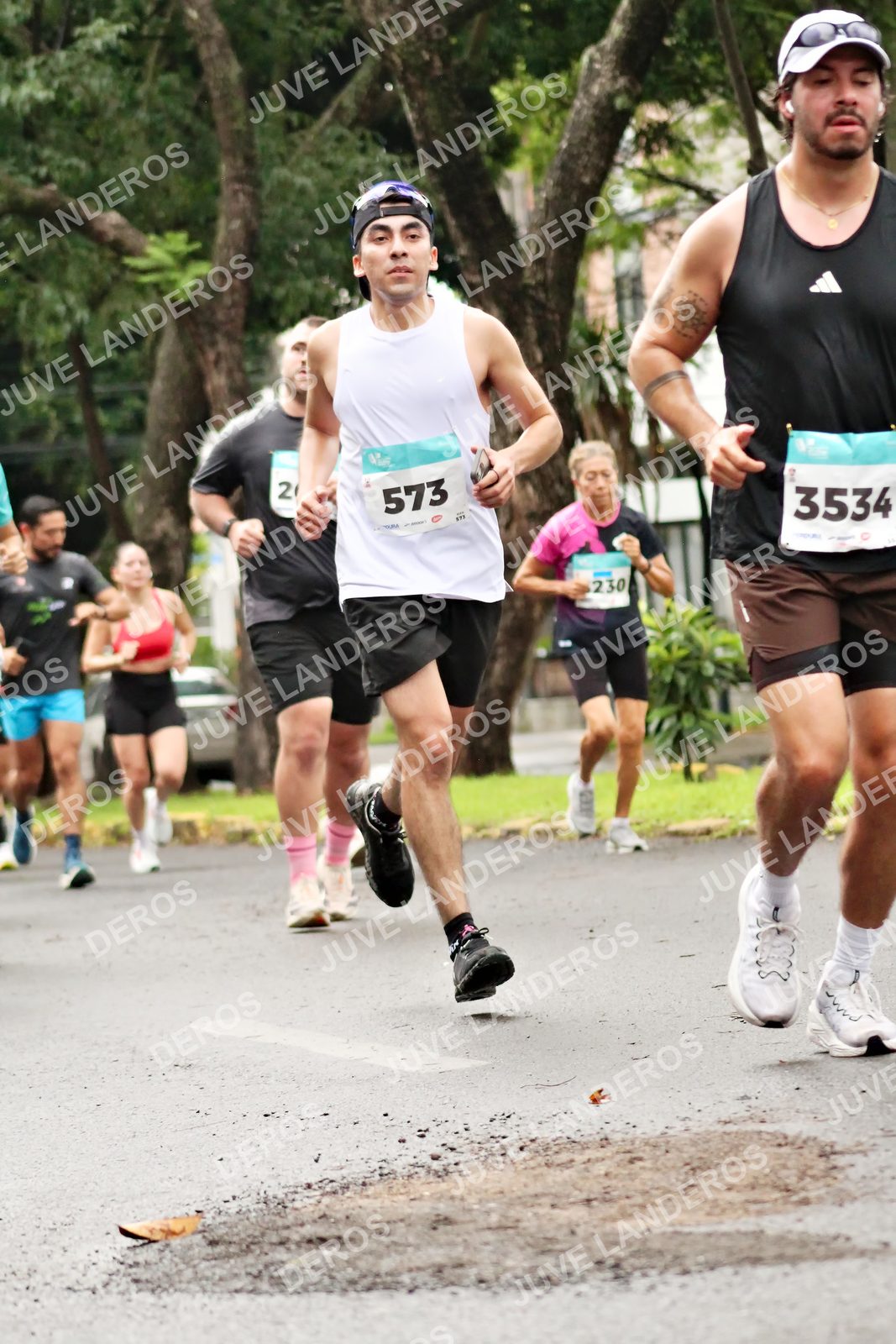 Foto del MEDIO MARATÓN ATLAS en Av. Patria, frente al Parque El Polvorín, Zapopan a las 08:27 · dorsal 3534, 573, 230, 2