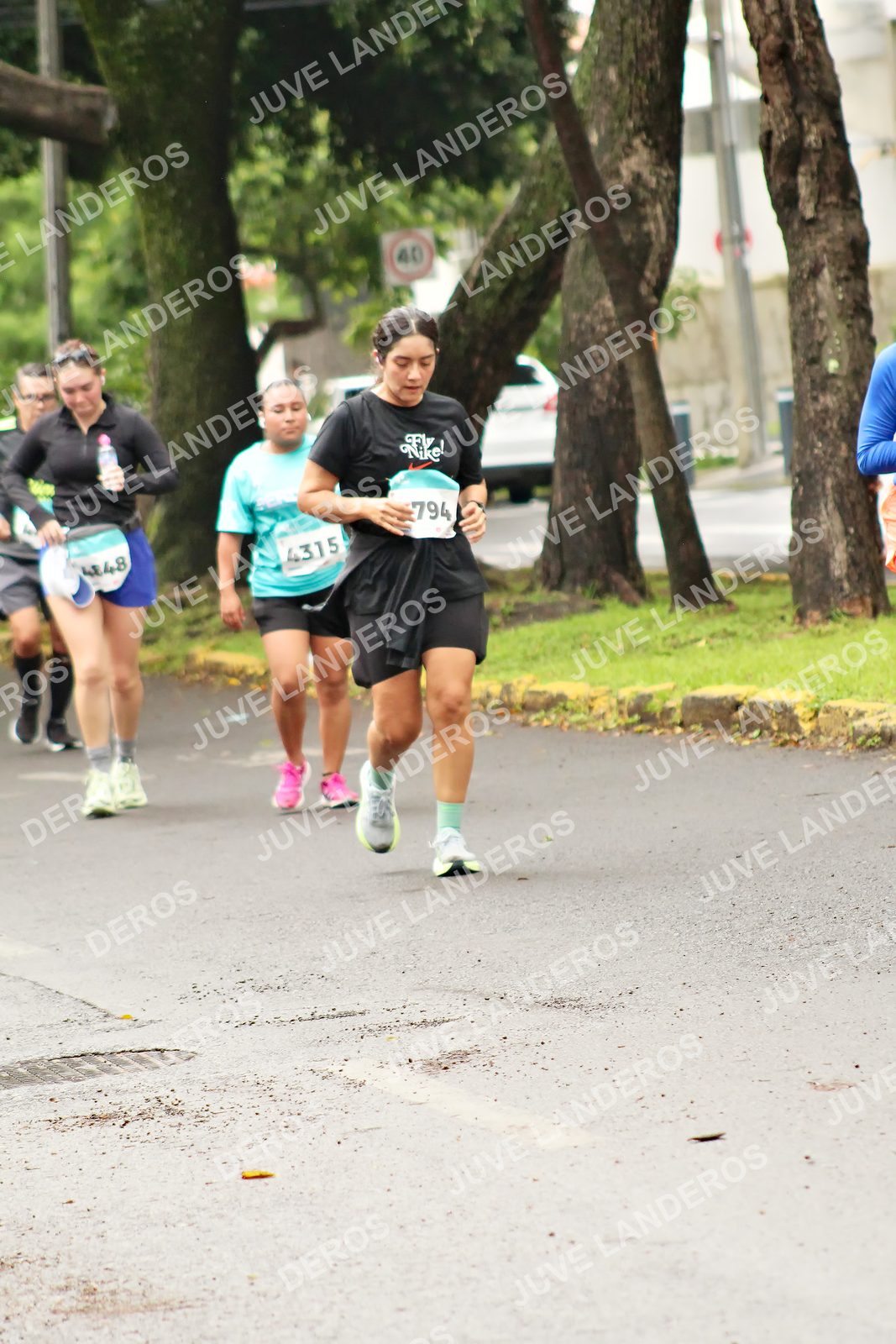 Foto del MEDIO MARATÓN ATLAS en Av. Patria, frente al Parque El Polvorín, Zapopan a las 08:49 · dorsal 794, 4315, 40, 4848