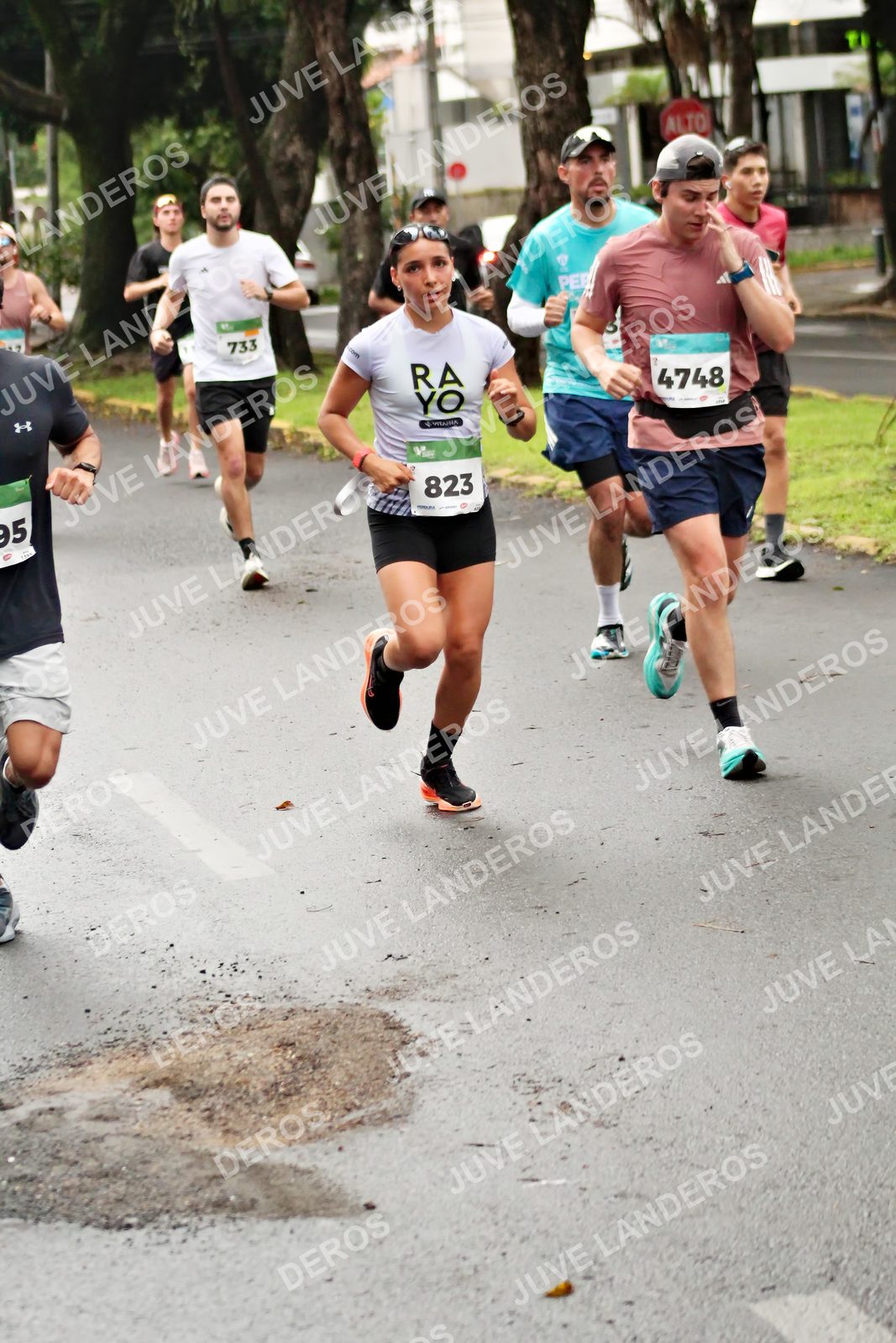 Foto del MEDIO MARATÓN ATLAS en Av. Patria, frente al Parque El Polvorín, Zapopan a las 08:14 · dorsal 823, 4748, 733, 95