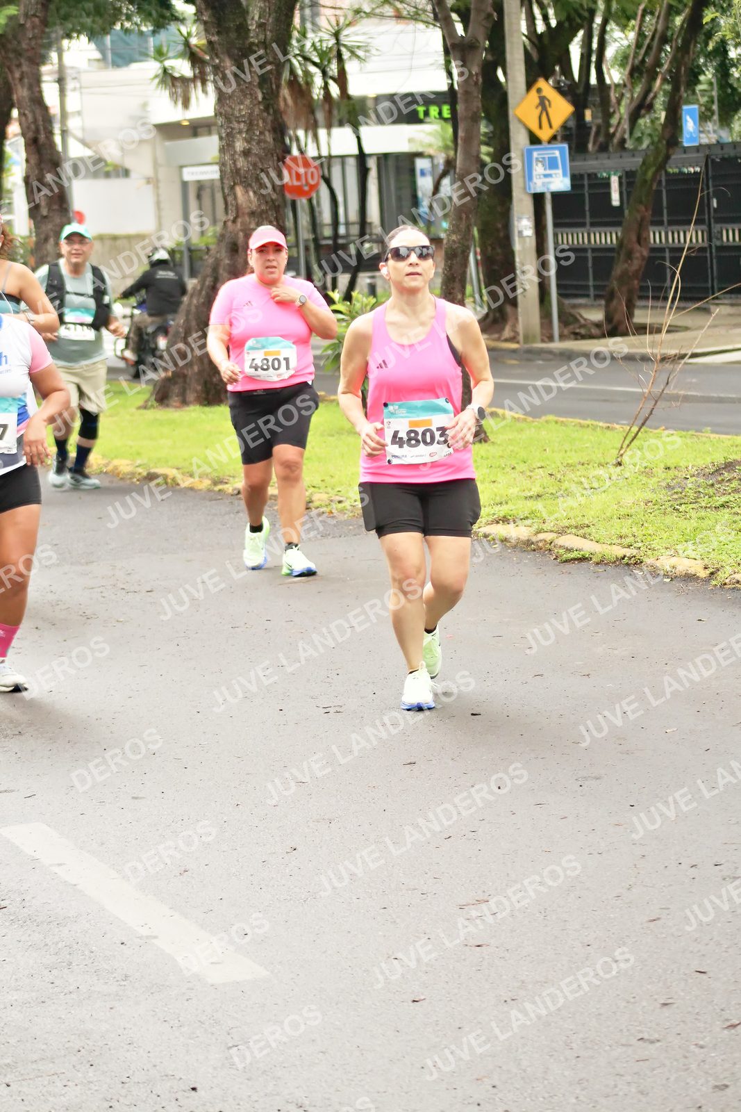 Foto del MEDIO MARATÓN ATLAS en Av. Patria, frente al Parque El Polvorín, Zapopan a las 08:51 · dorsal 4801, 4803