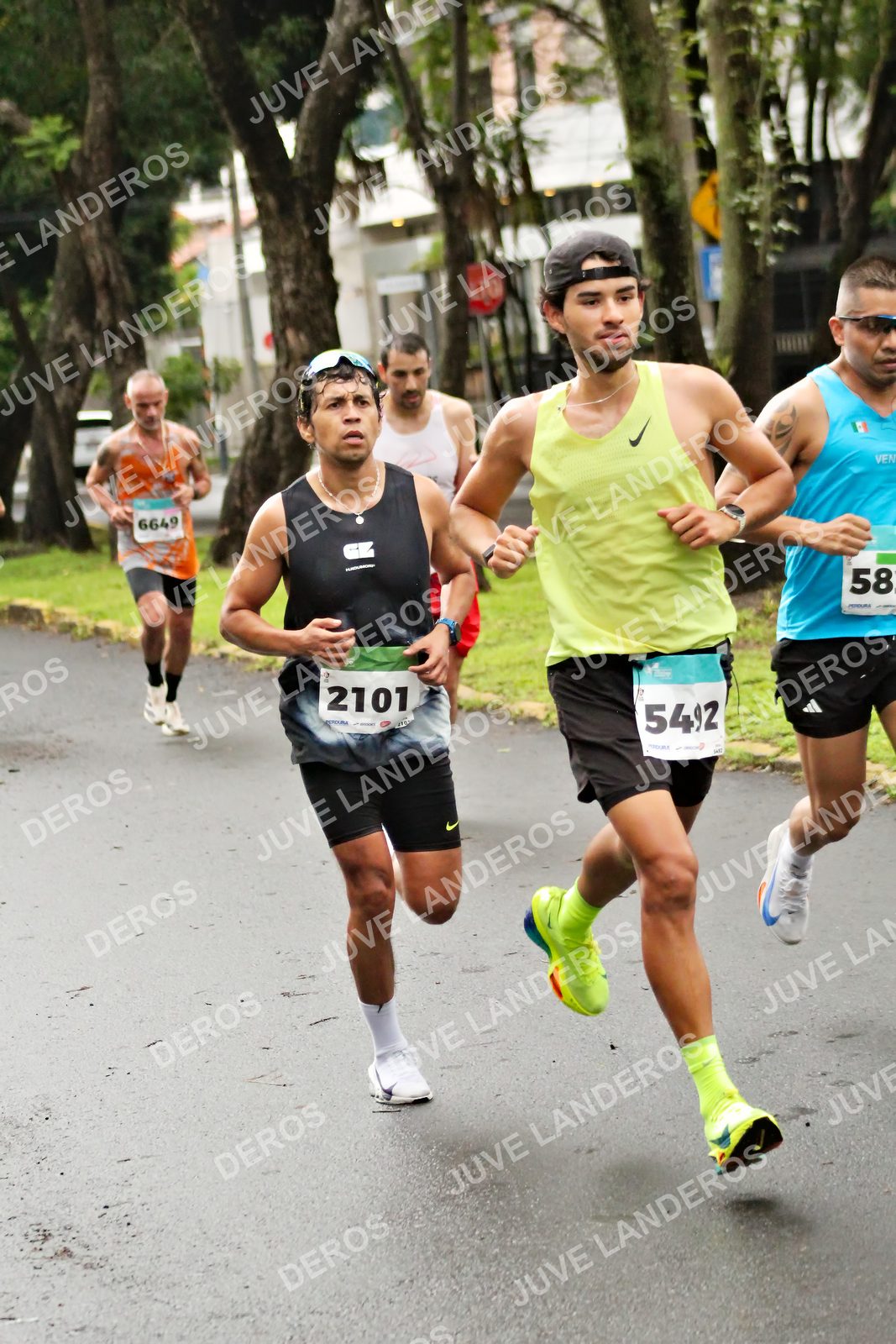 Foto del MEDIO MARATÓN ATLAS en Av. Patria, frente al Parque El Polvorín, Zapopan a las 08:07 · dorsal 2101, 58, 5492, 6649