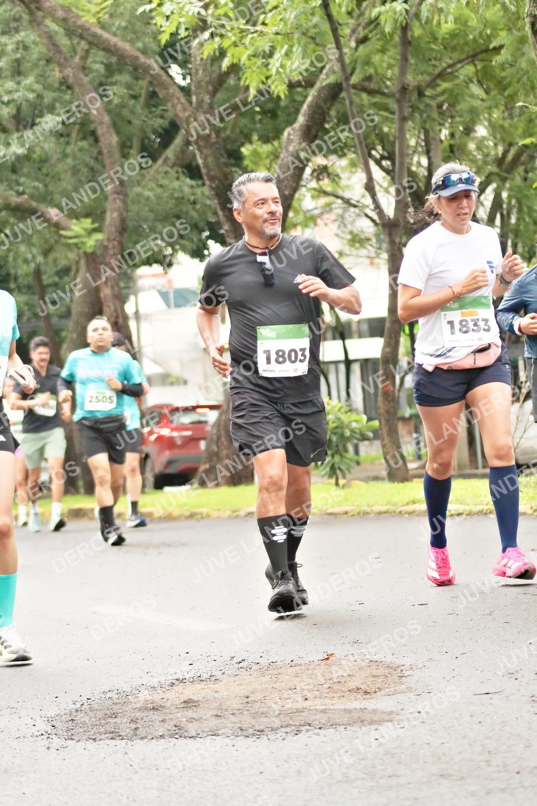 Foto del MEDIO MARATÓN ATLAS en Av. Patria, frente al Parque El Polvorín, Zapopan a las 08:43 · dorsal 1803, 1833, 2505