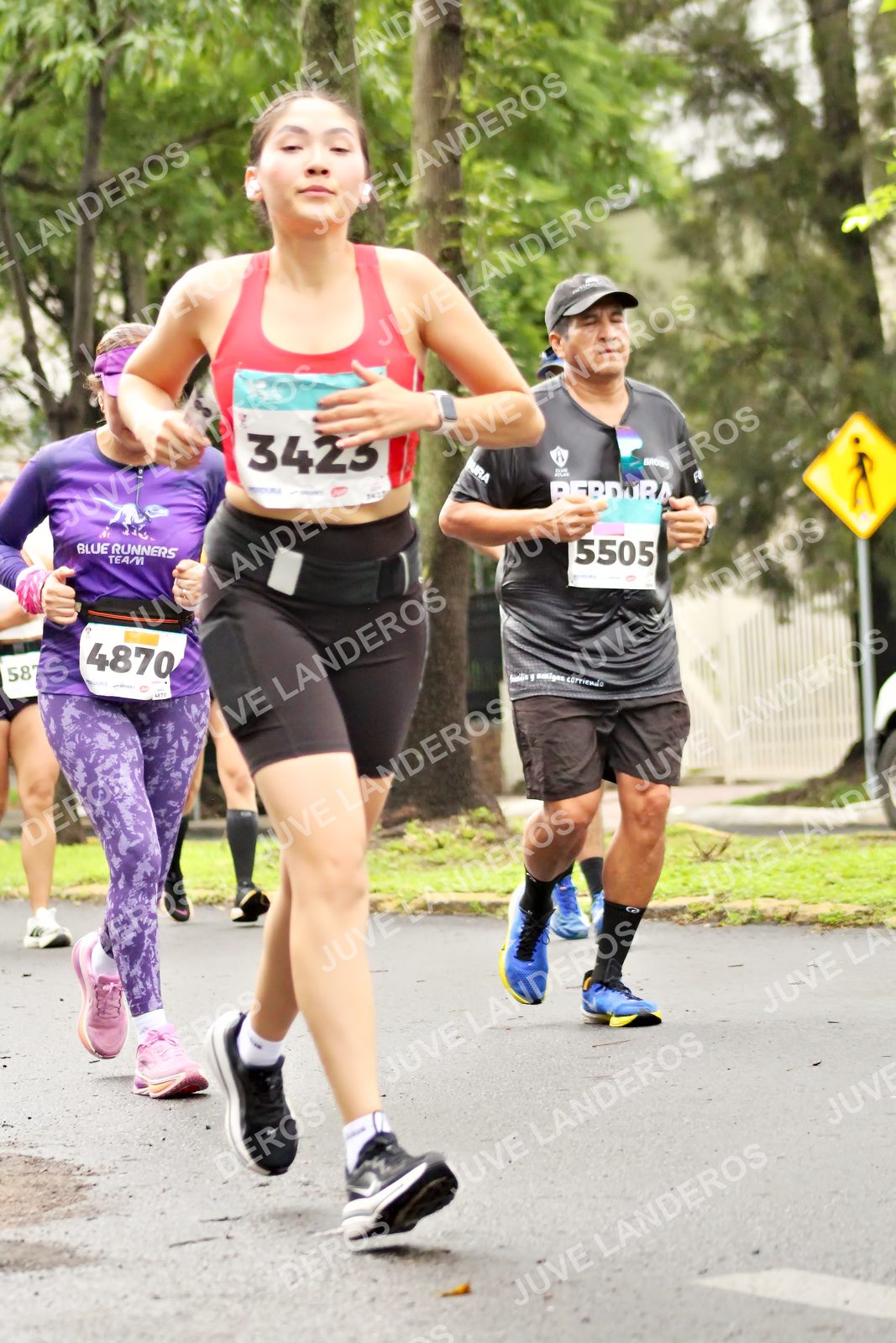 Foto del MEDIO MARATÓN ATLAS en Av. Patria, frente al Parque El Polvorín, Zapopan a las 08:33 · dorsal 4870, 5505, 3423