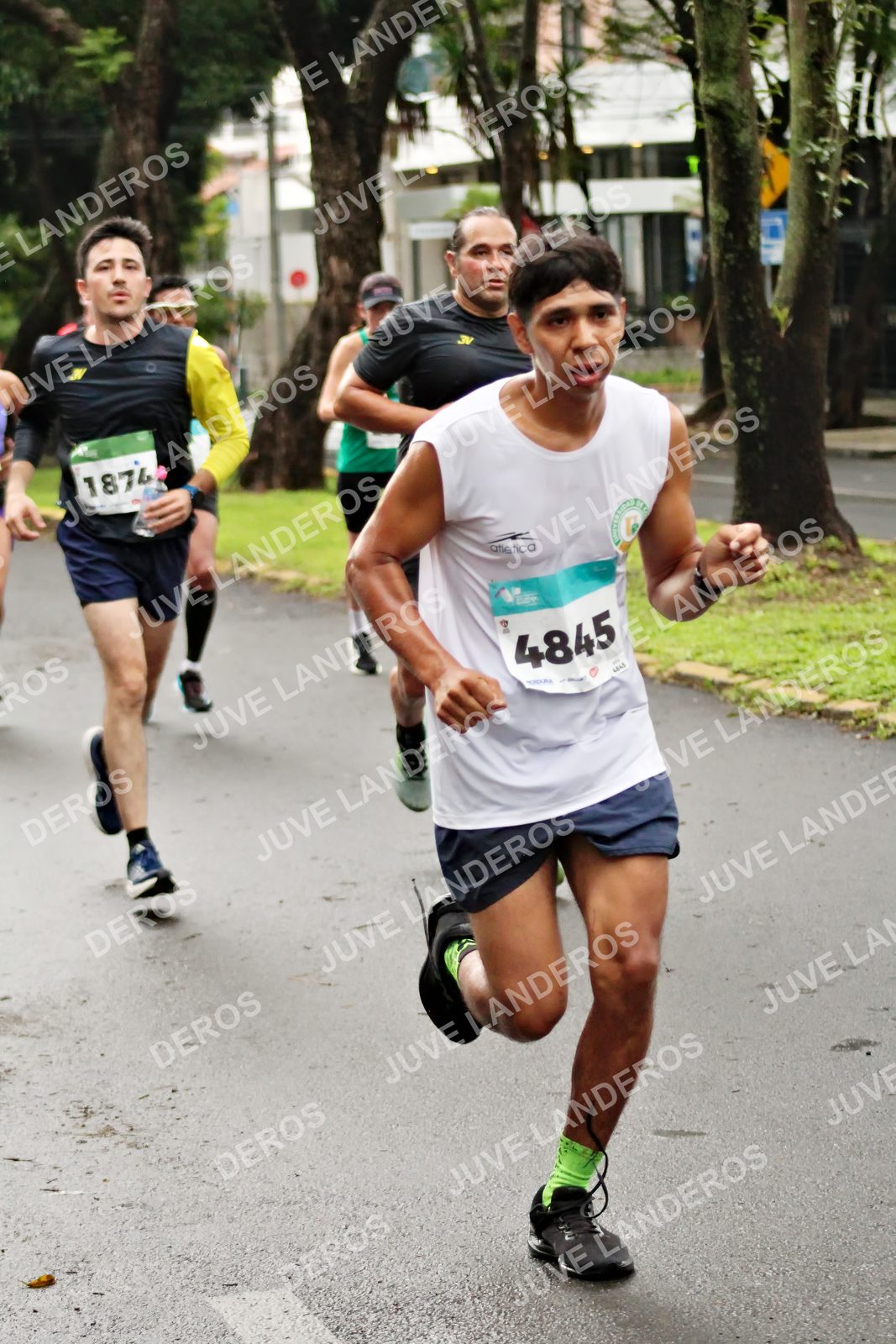 Foto del MEDIO MARATÓN ATLAS en Av. Patria, frente al Parque El Polvorín, Zapopan a las 08:12 · dorsal 4845, 1874