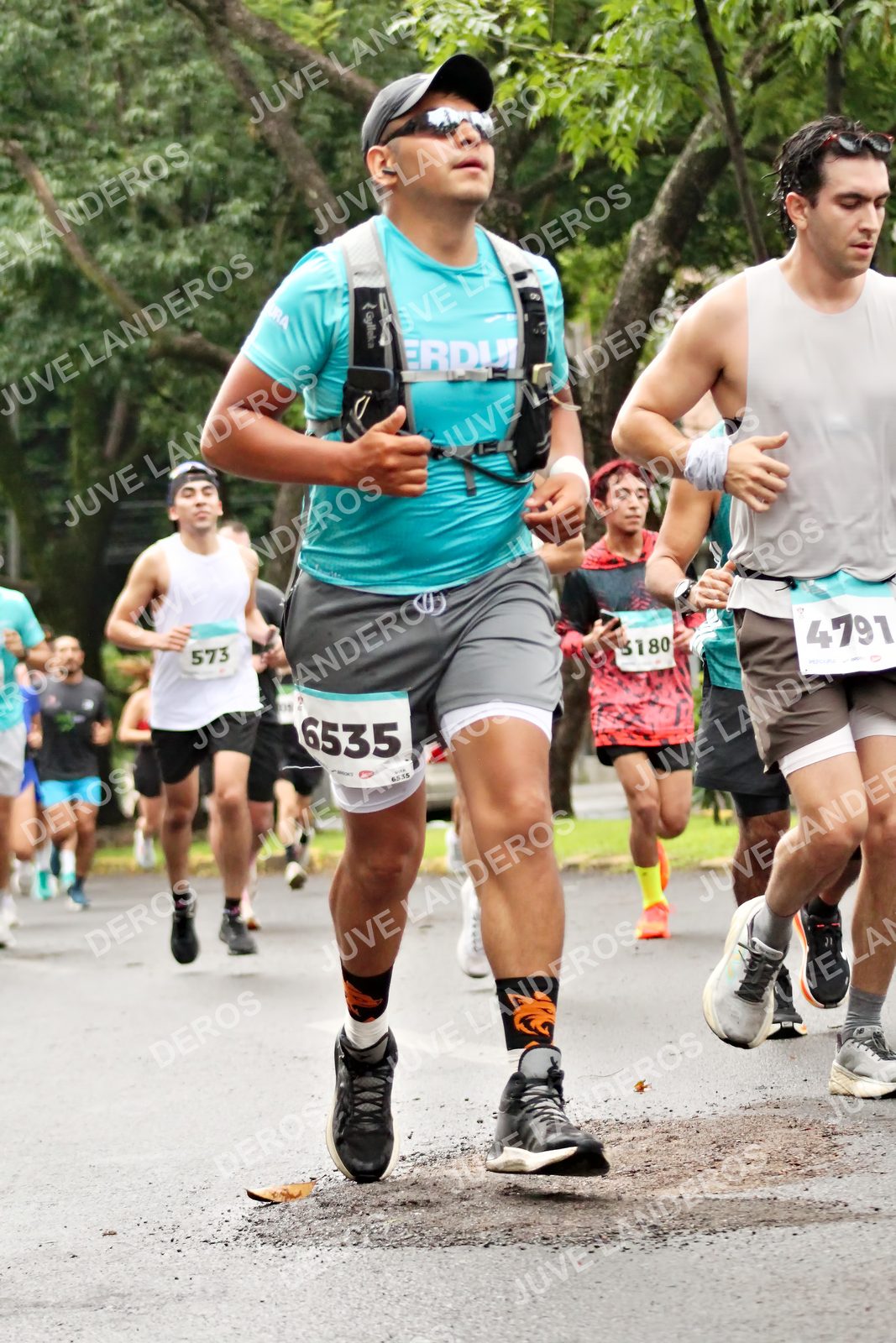 Foto del MEDIO MARATÓN ATLAS en Av. Patria, frente al Parque El Polvorín, Zapopan a las 08:26 · dorsal 6535, 4791, 573