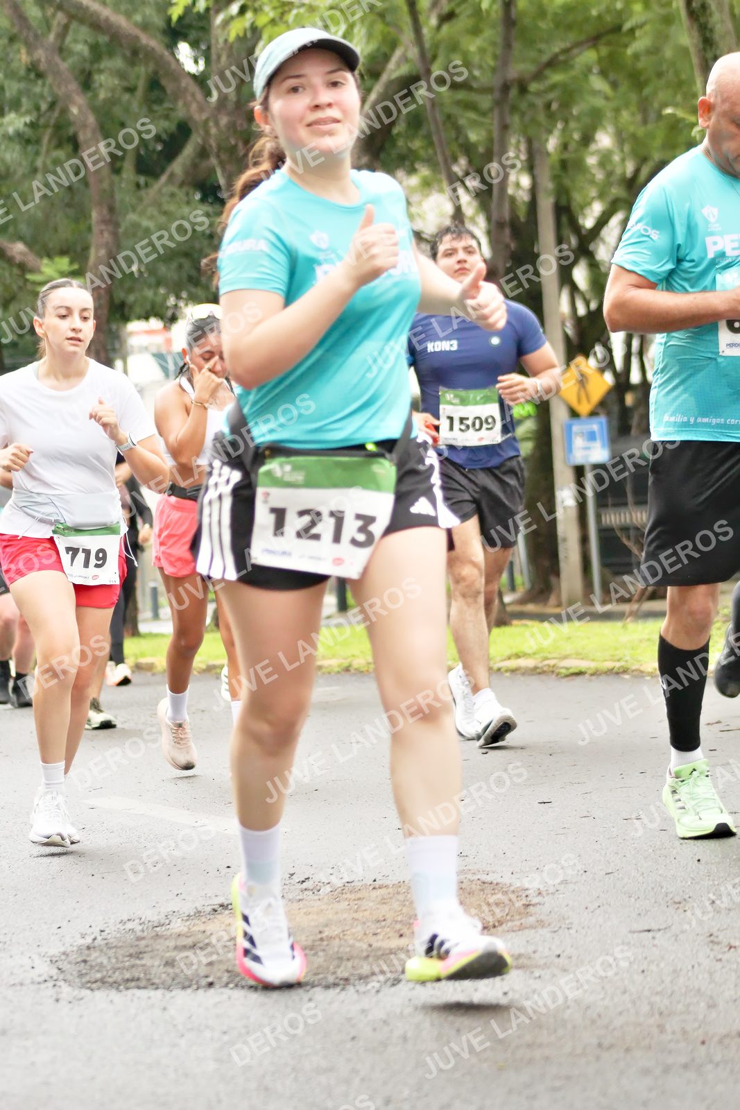 Foto del MEDIO MARATÓN ATLAS en Av. Patria, frente al Parque El Polvorín, Zapopan a las 08:43 · dorsal 1213, 1509, 719