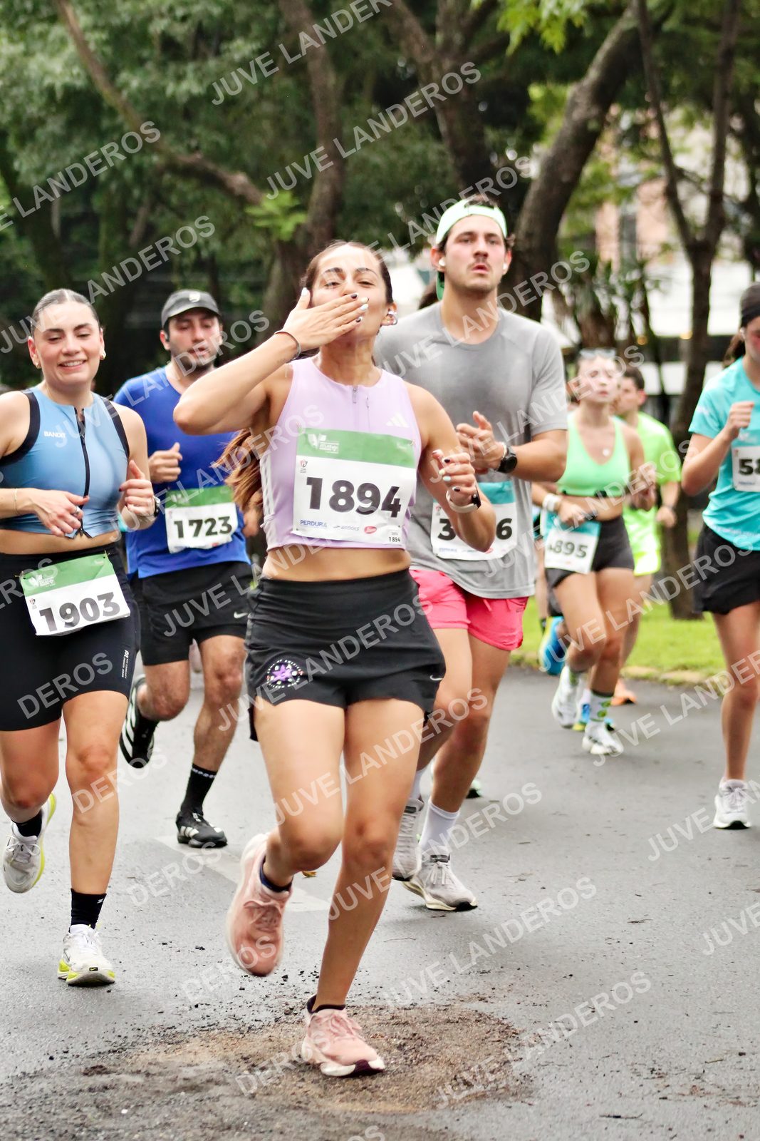 Foto del MEDIO MARATÓN ATLAS en Av. Patria, frente al Parque El Polvorín, Zapopan a las 08:19 · dorsal 1894, 1723, 1903, 6