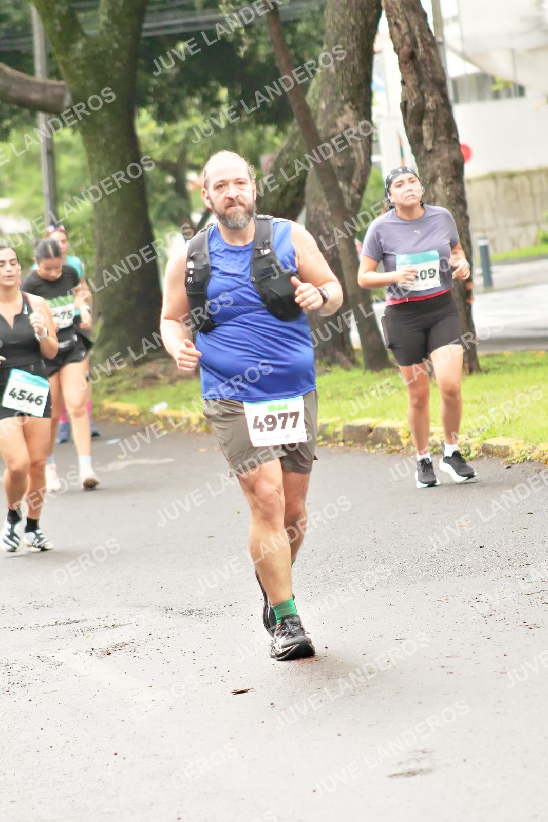 Foto del MEDIO MARATÓN ATLAS en Av. Patria, frente al Parque El Polvorín, Zapopan a las 08:49 · dorsal 4977, 4546, 9