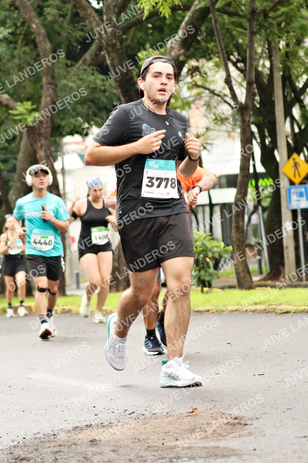 Foto del MEDIO MARATÓN ATLAS en Av. Patria, frente al Parque El Polvorín, Zapopan a las 08:44 · dorsal 3778, 4440, 1498