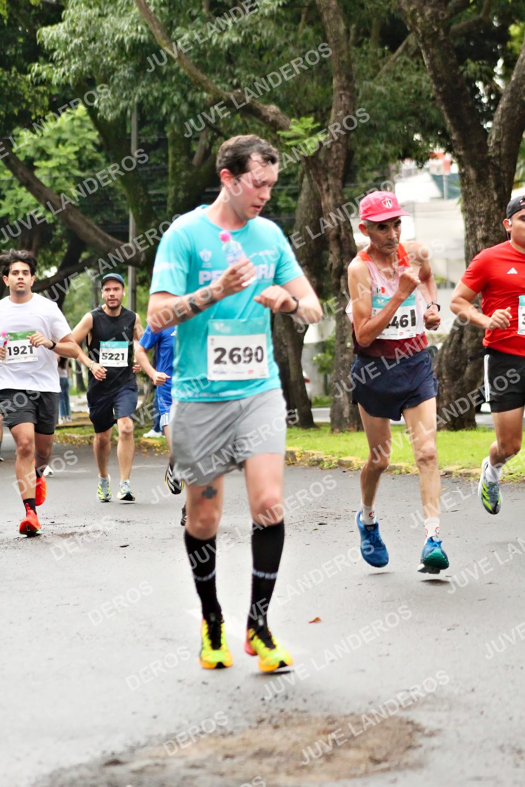 Foto del MEDIO MARATÓN ATLAS en Av. Patria, frente al Parque El Polvorín, Zapopan a las 08:16 · dorsal 2690, 5221, 1921