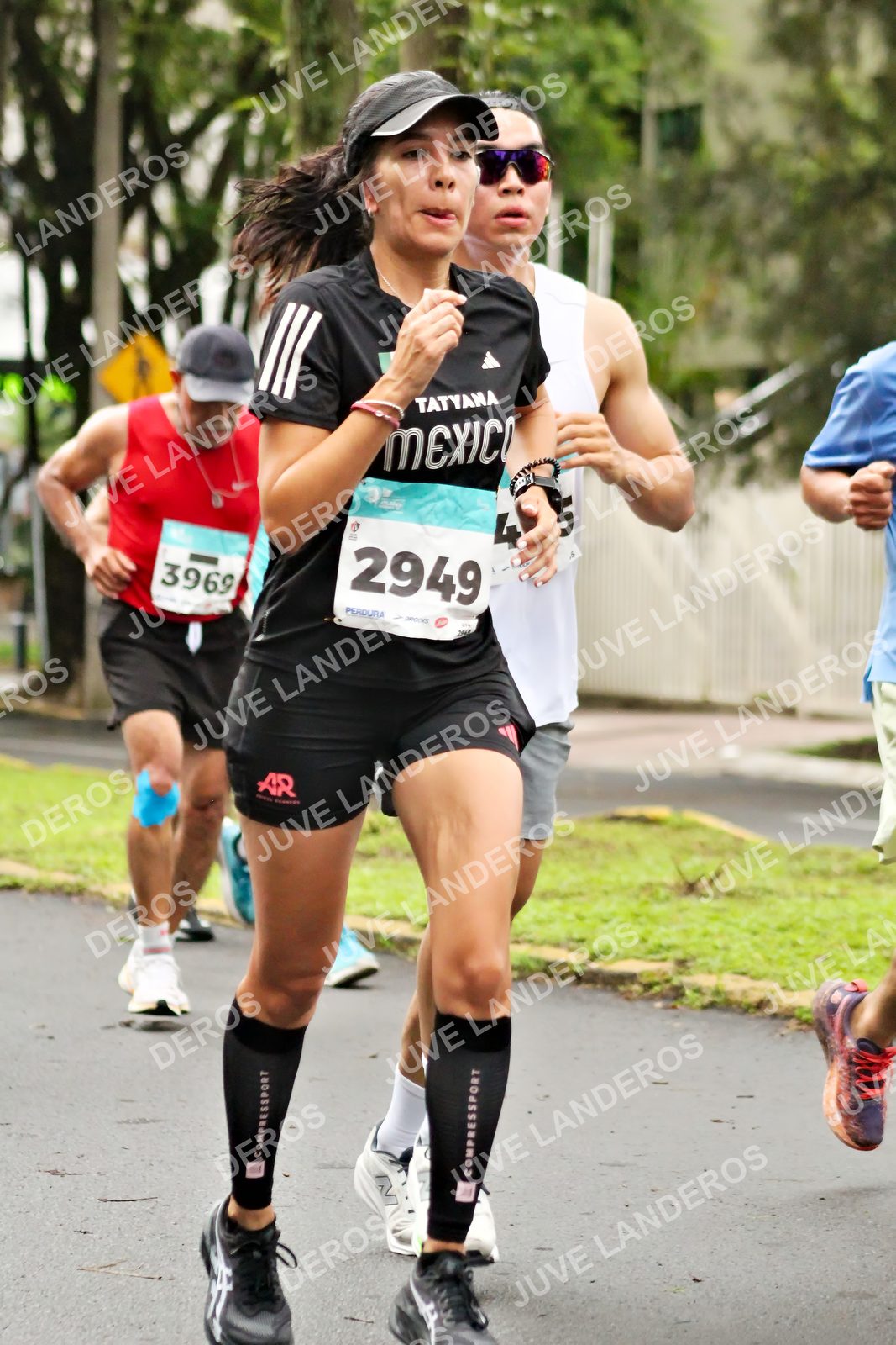 Foto del MEDIO MARATÓN ATLAS en Av. Patria, frente al Parque El Polvorín, Zapopan a las 08:19 · dorsal 2949, 3969, 4, 5