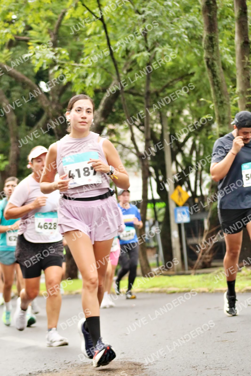 Foto del MEDIO MARATÓN ATLAS en Av. Patria, frente al Parque El Polvorín, Zapopan a las 08:42 · dorsal 4628, 5, 4187, 62