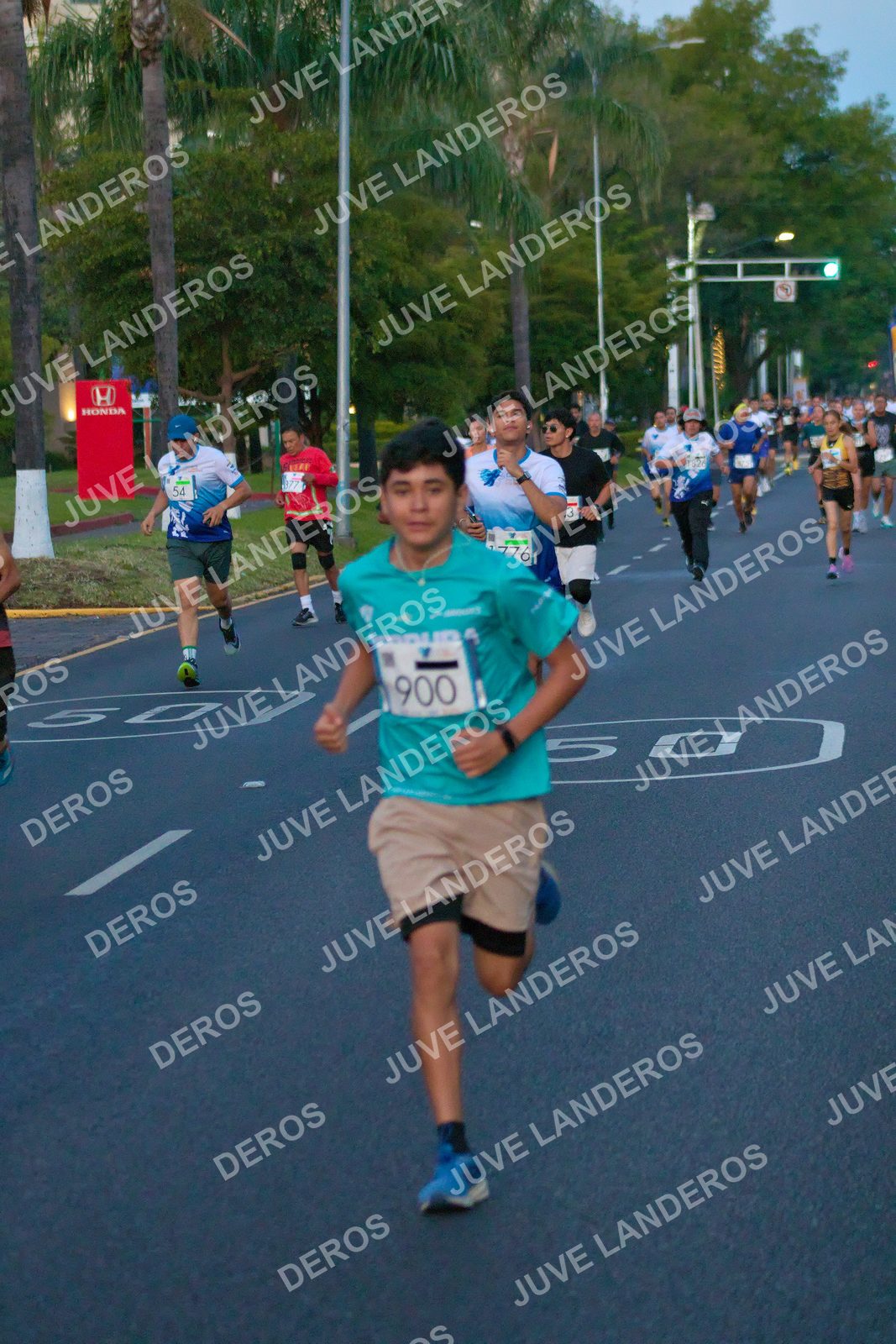 Foto del SERIAL DE CARRERAS DE GUADALAJARA — FECHA AV. NORMALISTAS en Vía RecreActiva Metropolitana, Av. Normalistas, Jardines Alcalde, Guadalajara a las 06:36 · dorsal 900, 54, 50, 3