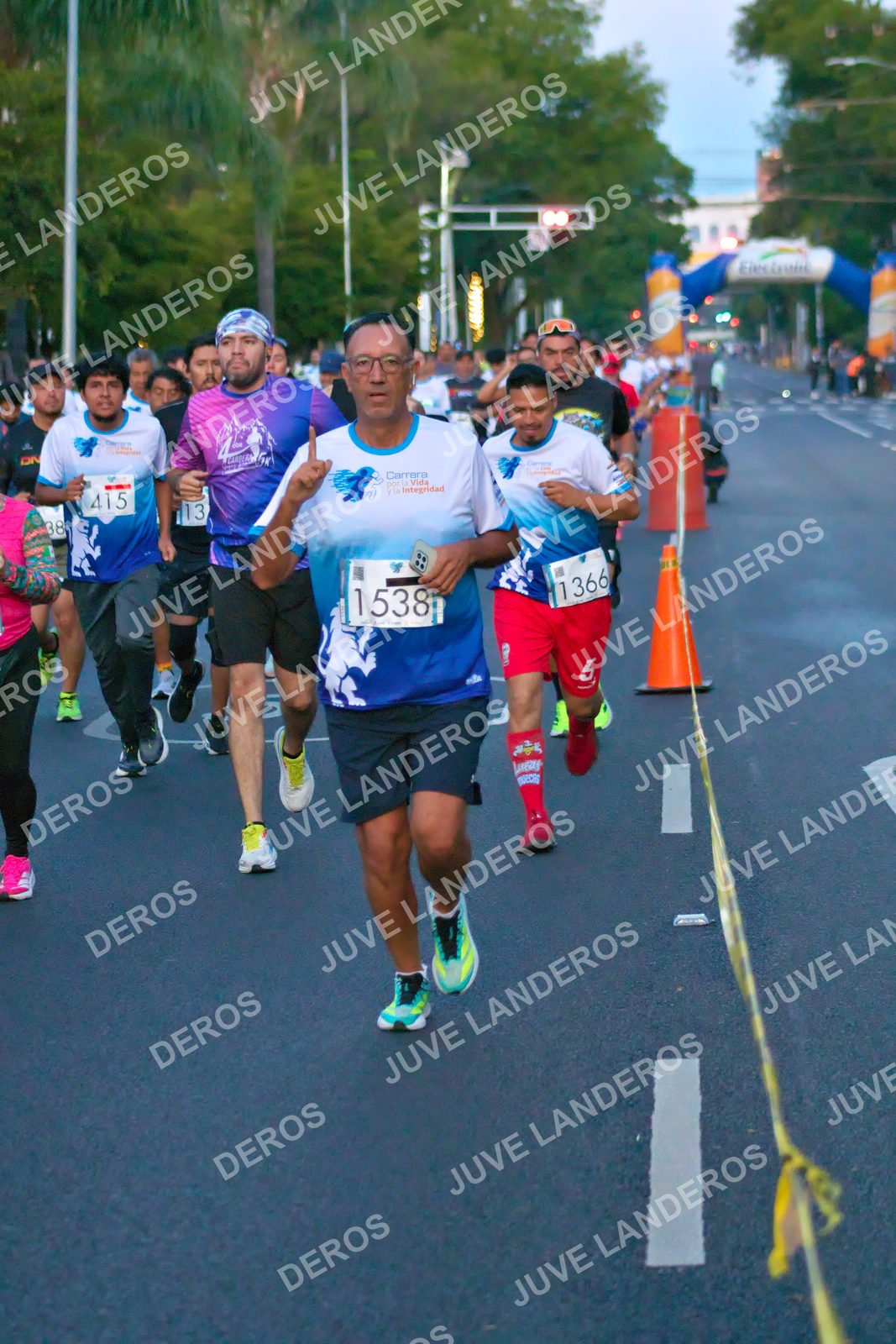 Foto del SERIAL DE CARRERAS DE GUADALAJARA — FECHA AV. NORMALISTAS en Vía RecreActiva Metropolitana, Av. Normalistas, Jardines Alcalde, Guadalajara a las 06:37 · dorsal 1538, 415, 1366, 3