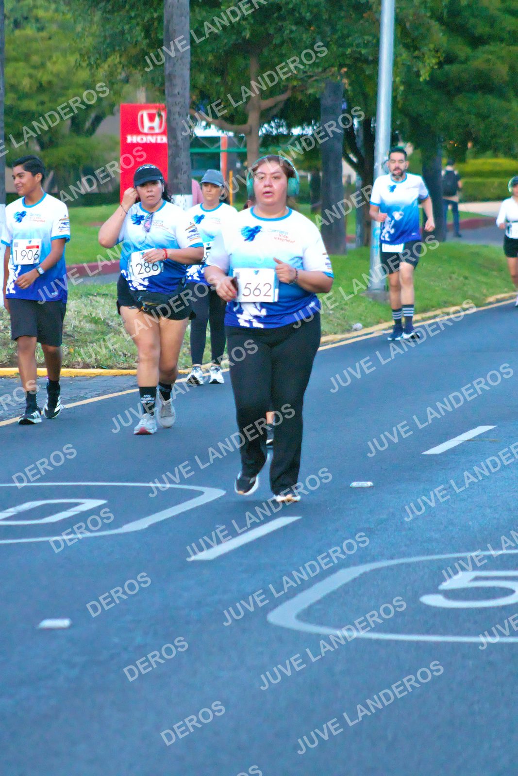 Foto del SERIAL DE CARRERAS DE GUADALAJARA — FECHA AV. NORMALISTAS en Vía RecreActiva Metropolitana, Av. Normalistas, Jardines Alcalde, Guadalajara a las 06:42 · dorsal 562, 286, 1906