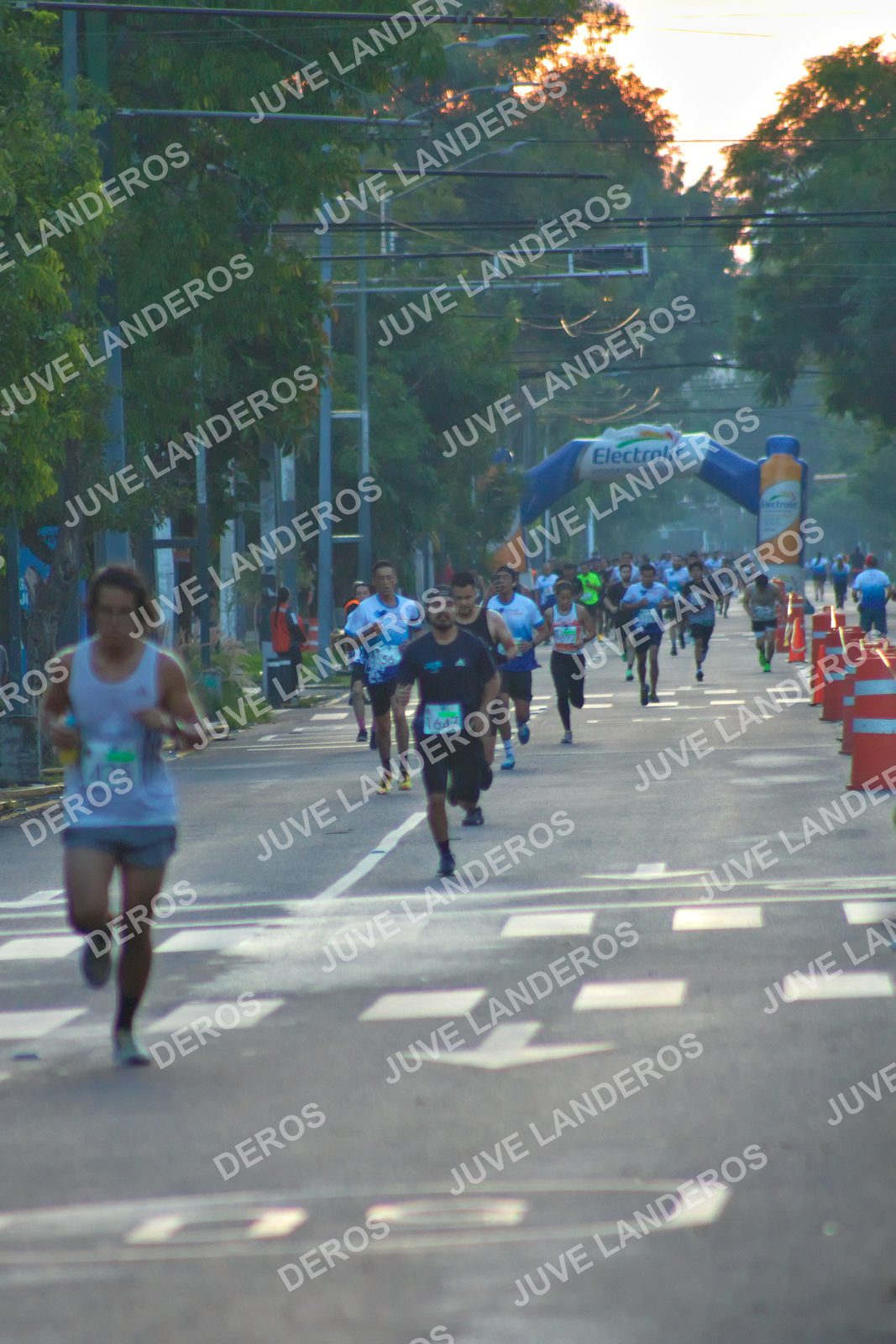 Foto del SERIAL DE CARRERAS DE GUADALAJARA — FECHA AV. NORMALISTAS en Vía RecreActiva Metropolitana, Av. Normalistas, Jardines Alcalde, Guadalajara a las 06:51 · dorsal 425, 647