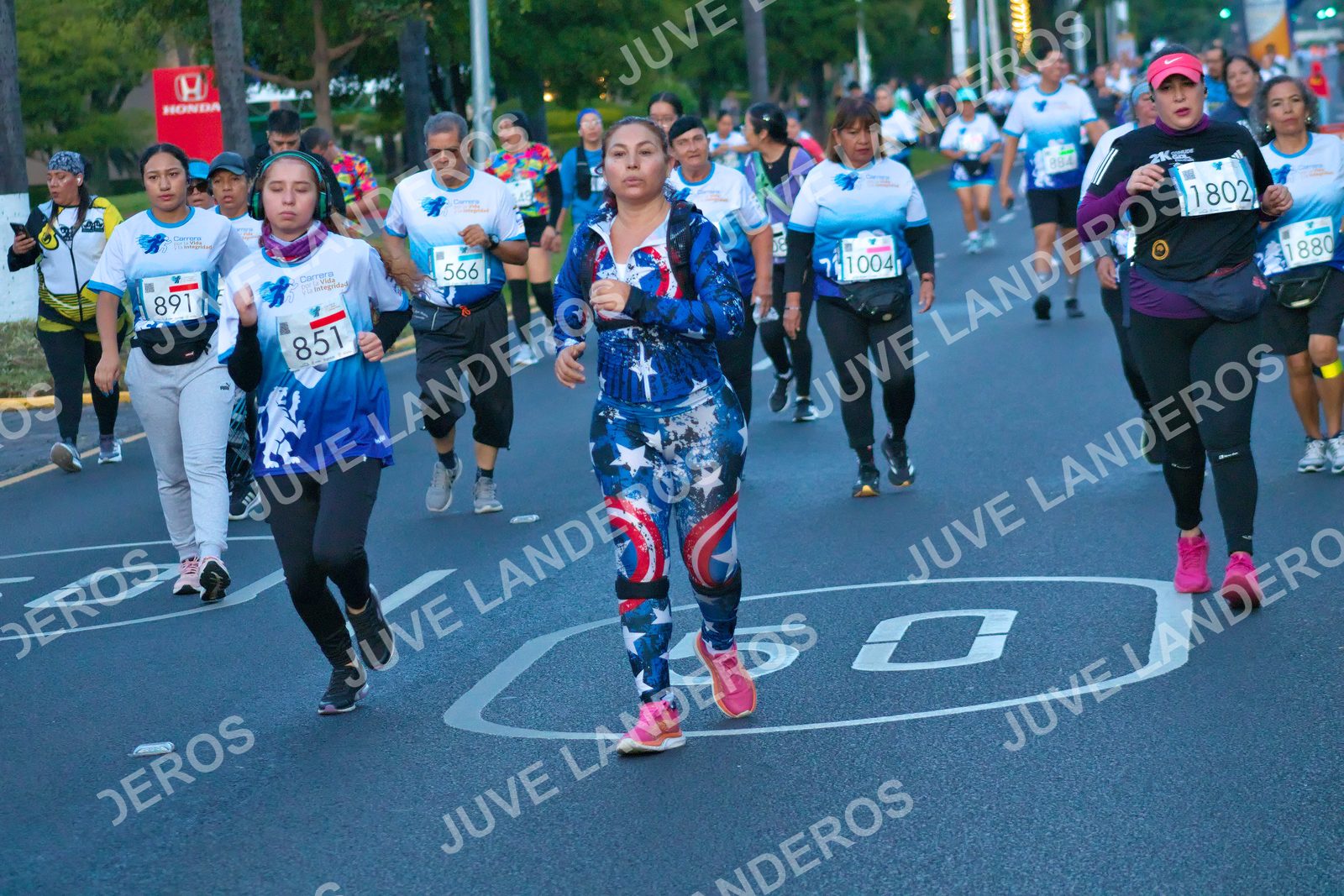 Foto del SERIAL DE CARRERAS DE GUADALAJARA — FECHA AV. NORMALISTAS en Vía RecreActiva Metropolitana, Av. Normalistas, Jardines Alcalde, Guadalajara a las 06:43 · dorsal 891, 851, 566, 1802