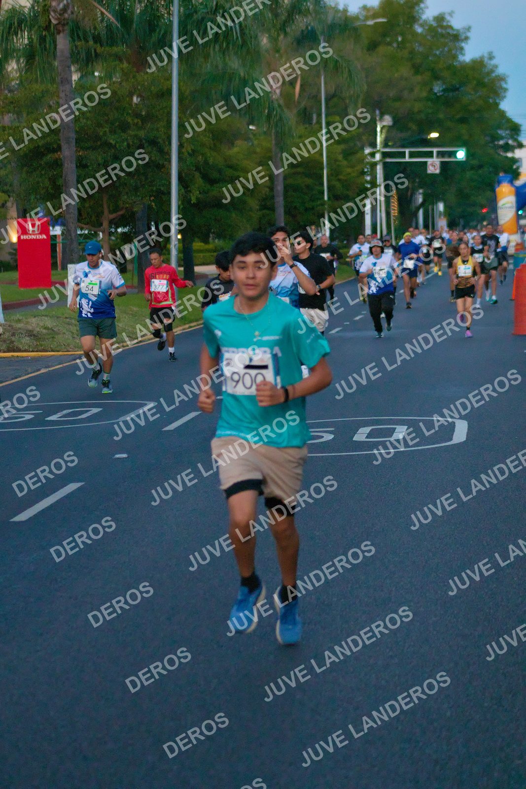 Foto del SERIAL DE CARRERAS DE GUADALAJARA — FECHA AV. NORMALISTAS en Vía RecreActiva Metropolitana, Av. Normalistas, Jardines Alcalde, Guadalajara a las 06:36 · dorsal 900, 54, 377, 50