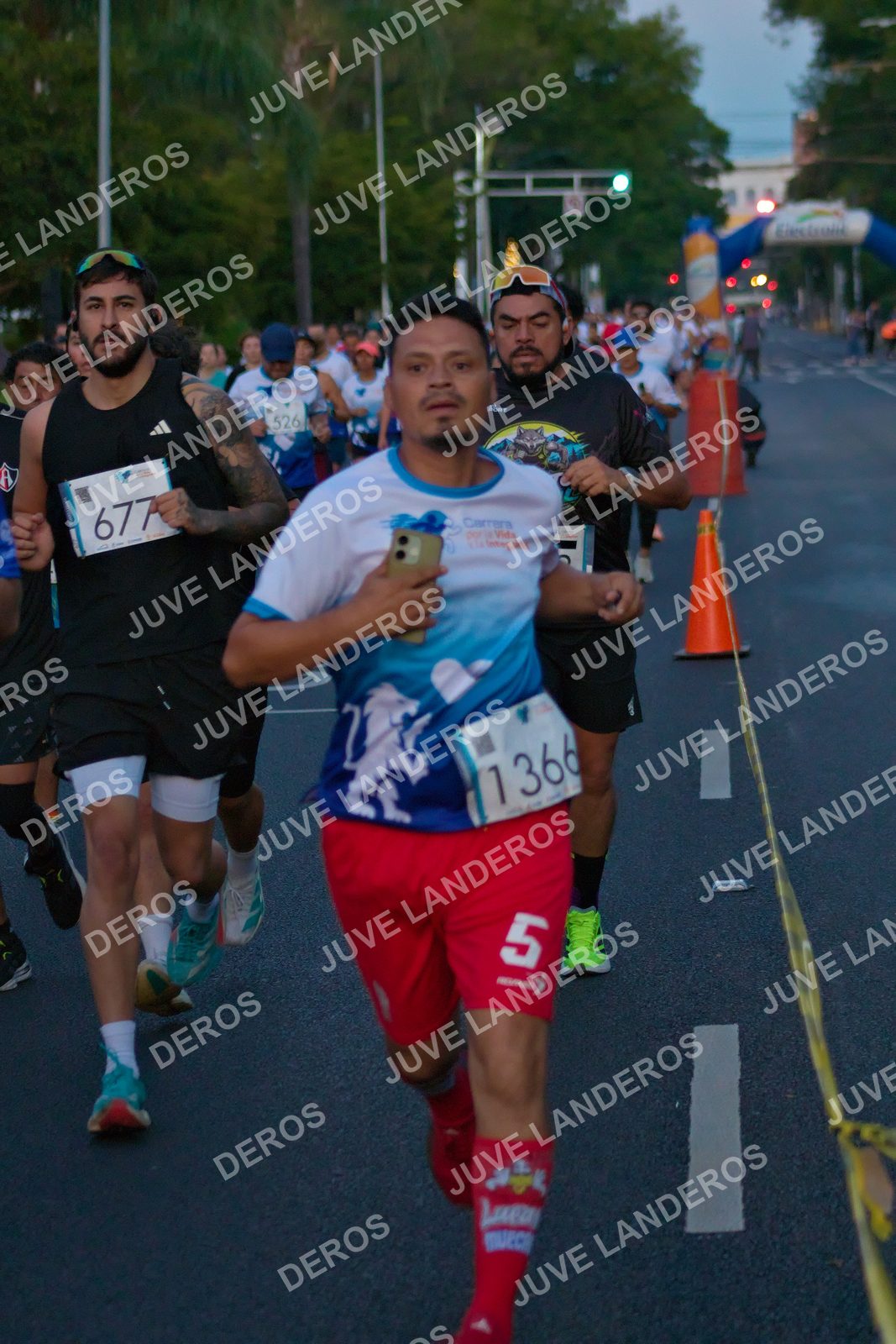 Foto del SERIAL DE CARRERAS DE GUADALAJARA — FECHA AV. NORMALISTAS en Vía RecreActiva Metropolitana, Av. Normalistas, Jardines Alcalde, Guadalajara a las 06:37 · dorsal 677, 5, 526, 1366