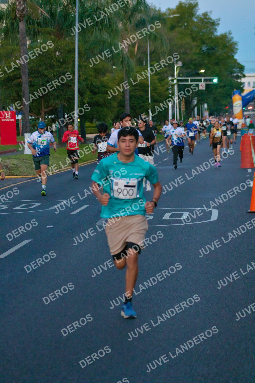 Foto del SERIAL DE CARRERAS DE GUADALAJARA — FECHA AV. NORMALISTAS en Vía RecreActiva Metropolitana, Av. Normalistas, Jardines Alcalde, Guadalajara a las 06:36 · dorsal 900, 54, 216, 103