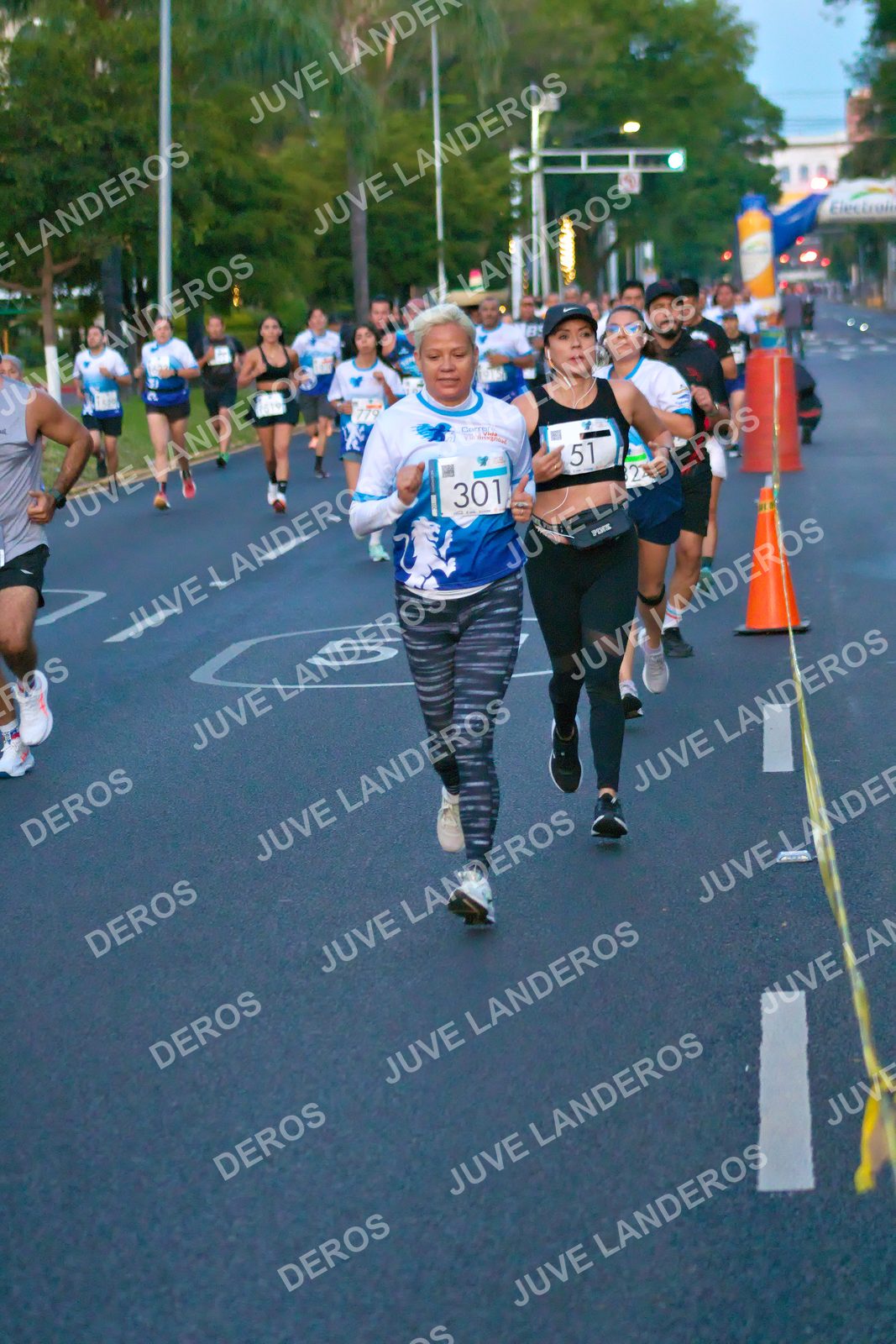 Foto del SERIAL DE CARRERAS DE GUADALAJARA — FECHA AV. NORMALISTAS en Vía RecreActiva Metropolitana, Av. Normalistas, Jardines Alcalde, Guadalajara a las 06:36 · dorsal 301, 51, 2