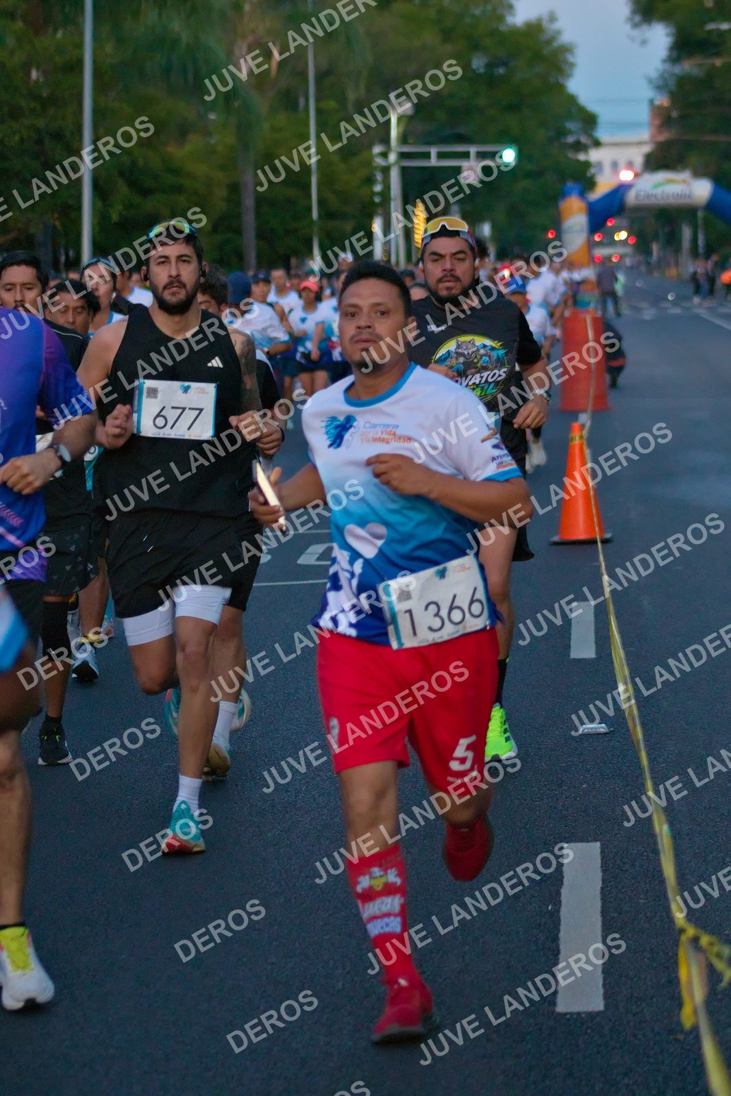 Foto del SERIAL DE CARRERAS DE GUADALAJARA — FECHA AV. NORMALISTAS en Vía RecreActiva Metropolitana, Av. Normalistas, Jardines Alcalde, Guadalajara a las 06:37 · dorsal 677, 1366, 5
