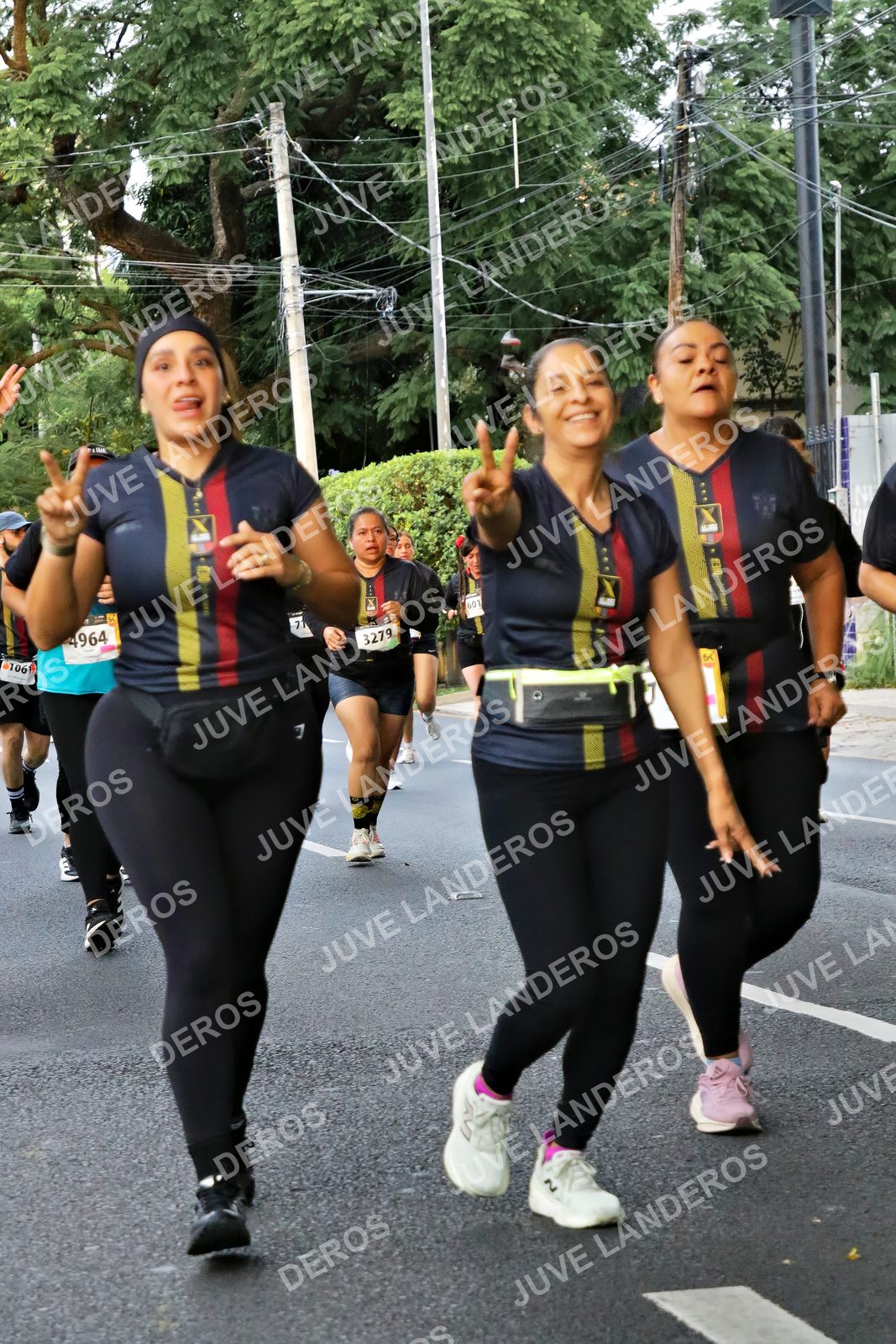 Foto de la X Carrera Leones Negros Red Cola 2026 en Rectoría General de la UdeG, Av. Juárez 976 (meta en Av. Enrique Díaz de León y Pedro Moreno), Guadalajara a las 05:09 · dorsal 3279, 4964, 106, 601
