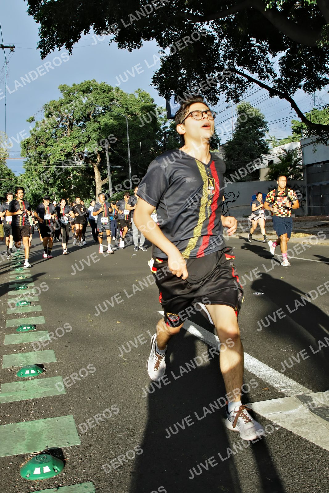 Foto de la X Carrera Leones Negros Red Cola 2026 en Rectoría General de la UdeG, Av. Juárez 976 (meta en Av. Enrique Díaz de León y Pedro Moreno), Guadalajara a las 07:52 · dorsal 957