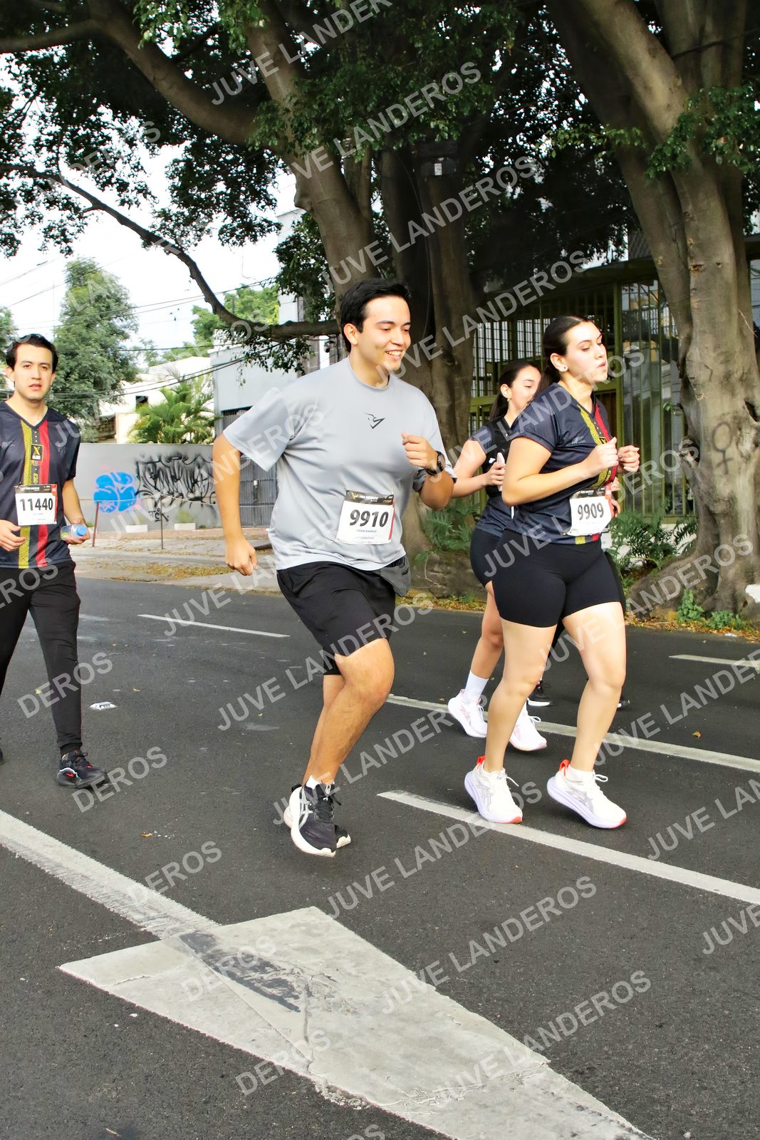 Foto de la X Carrera Leones Negros Red Cola 2026 en Rectoría General de la UdeG, Av. Juárez 976 (meta en Av. Enrique Díaz de León y Pedro Moreno), Guadalajara a las 08:19 · dorsal 9910, 11440, 9909
