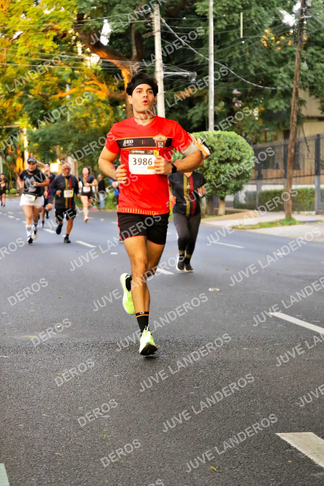 Foto de la X Carrera Leones Negros Red Cola 2026 en Rectoría General de la UdeG, Av. Juárez 976 (meta en Av. Enrique Díaz de León y Pedro Moreno), Guadalajara a las 04:59 · dorsal 3986