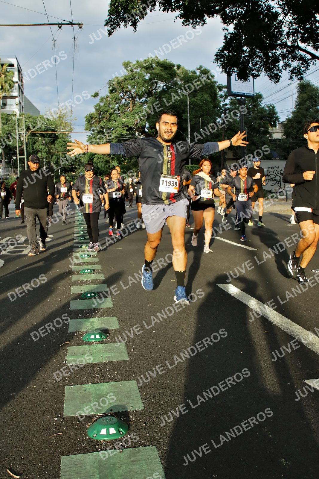 Foto de la X Carrera Leones Negros Red Cola 2026 en Rectoría General de la UdeG, Av. Juárez 976 (meta en Av. Enrique Díaz de León y Pedro Moreno), Guadalajara a las 07:35 · dorsal 11939, 10296, 4080, 13005