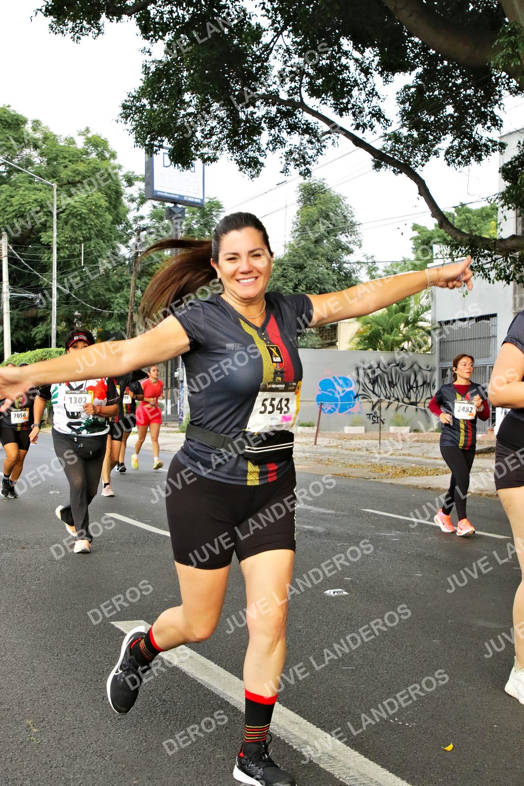 Foto de la X Carrera Leones Negros Red Cola 2026 en Rectoría General de la UdeG, Av. Juárez 976 (meta en Av. Enrique Díaz de León y Pedro Moreno), Guadalajara a las 07:20 · dorsal 5543, 1302, 2482, 7056