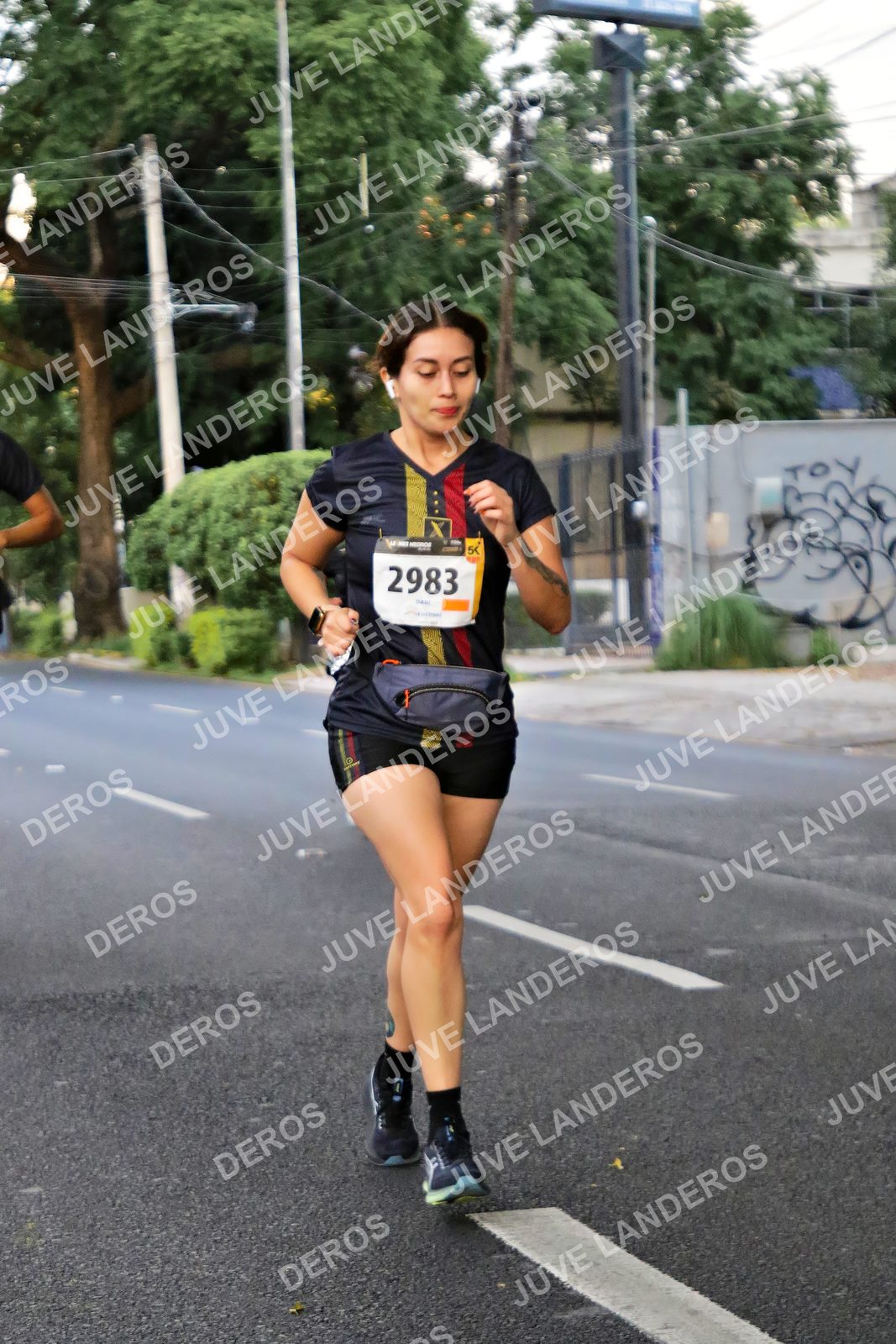 Foto de la X Carrera Leones Negros Red Cola 2026 en Rectoría General de la UdeG, Av. Juárez 976 (meta en Av. Enrique Díaz de León y Pedro Moreno), Guadalajara a las 04:58 · dorsal 2983