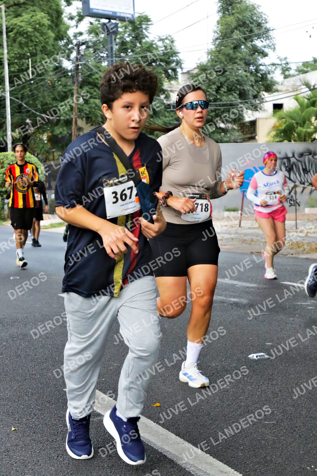 Foto de la X Carrera Leones Negros Red Cola 2026 en Rectoría General de la UdeG, Av. Juárez 976 (meta en Av. Enrique Díaz de León y Pedro Moreno), Guadalajara a las 05:10 · dorsal 718, 367, 514